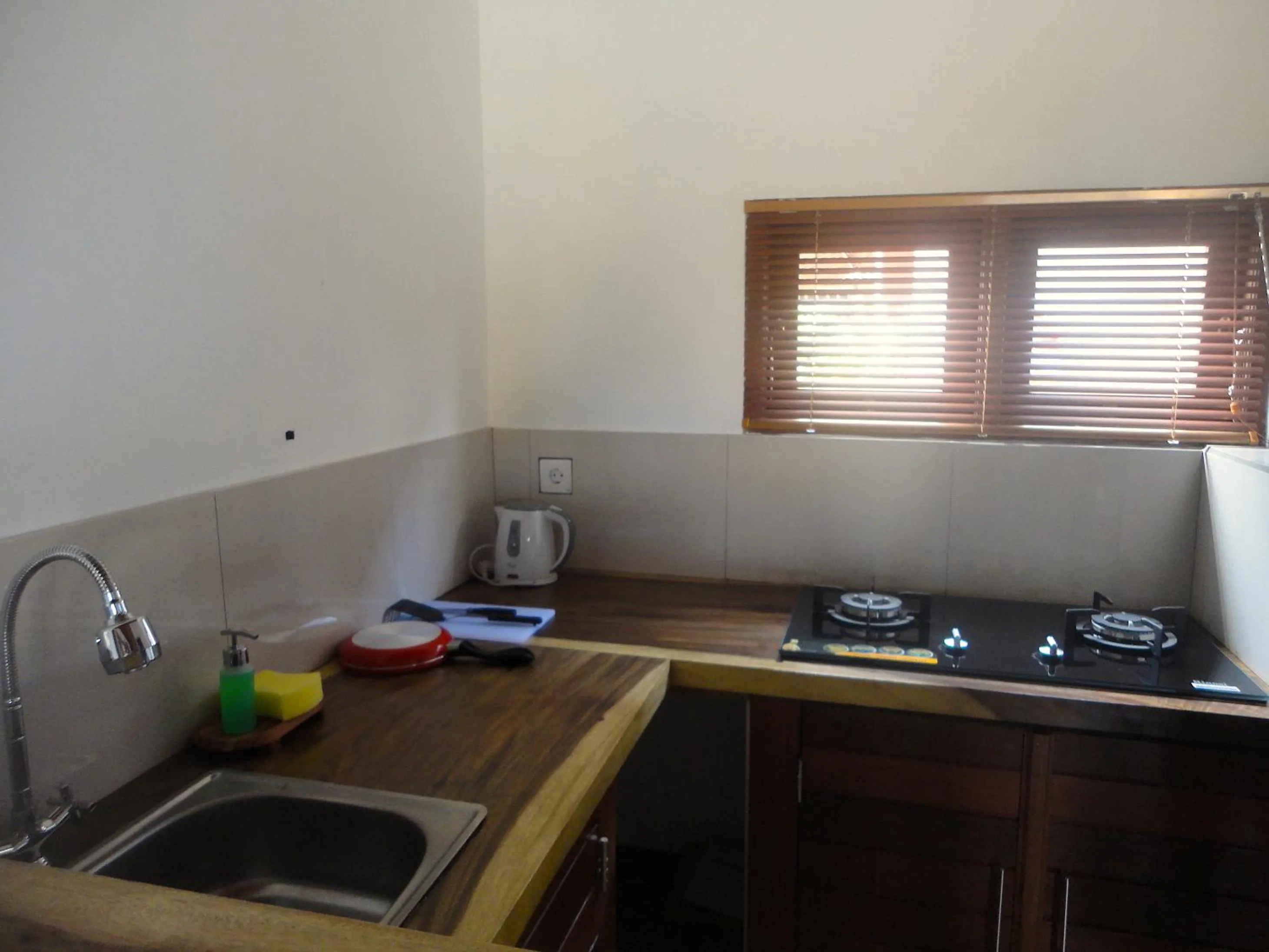 Kitchen or kitchenette in Paraiso Cottage Ubud