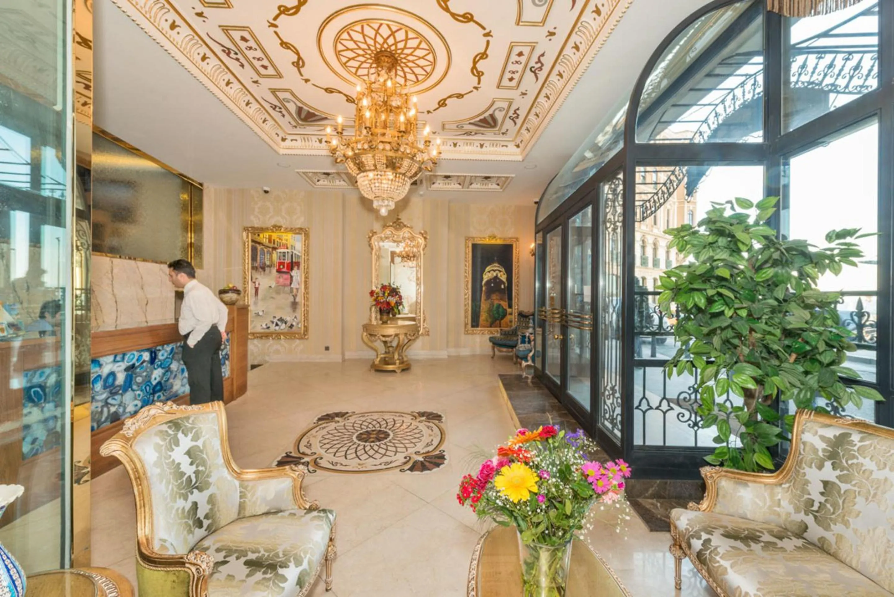 Communal lounge/ TV room in Hotel The Pera Hill