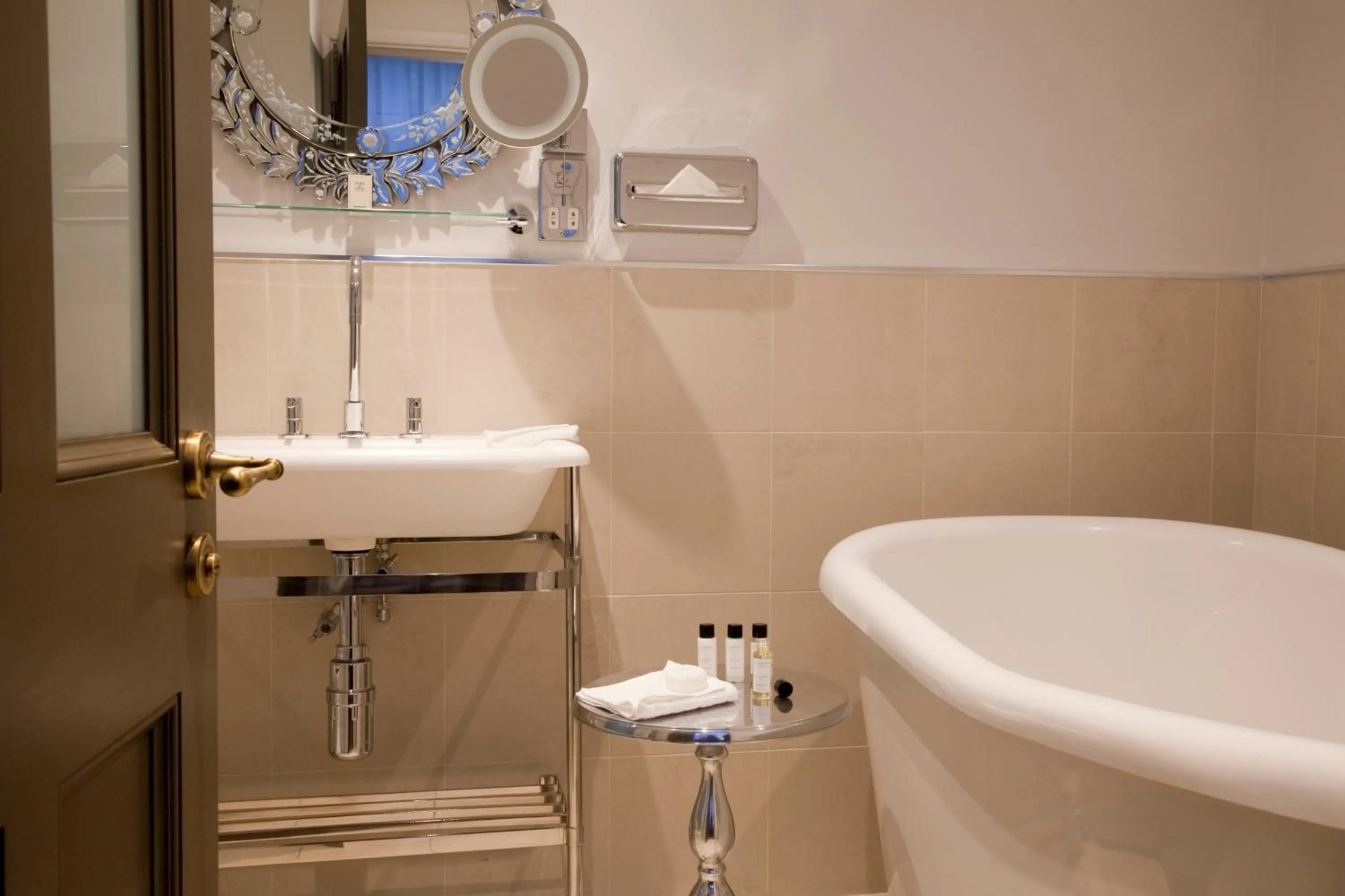 Bathroom in Vanbrugh House Hotel