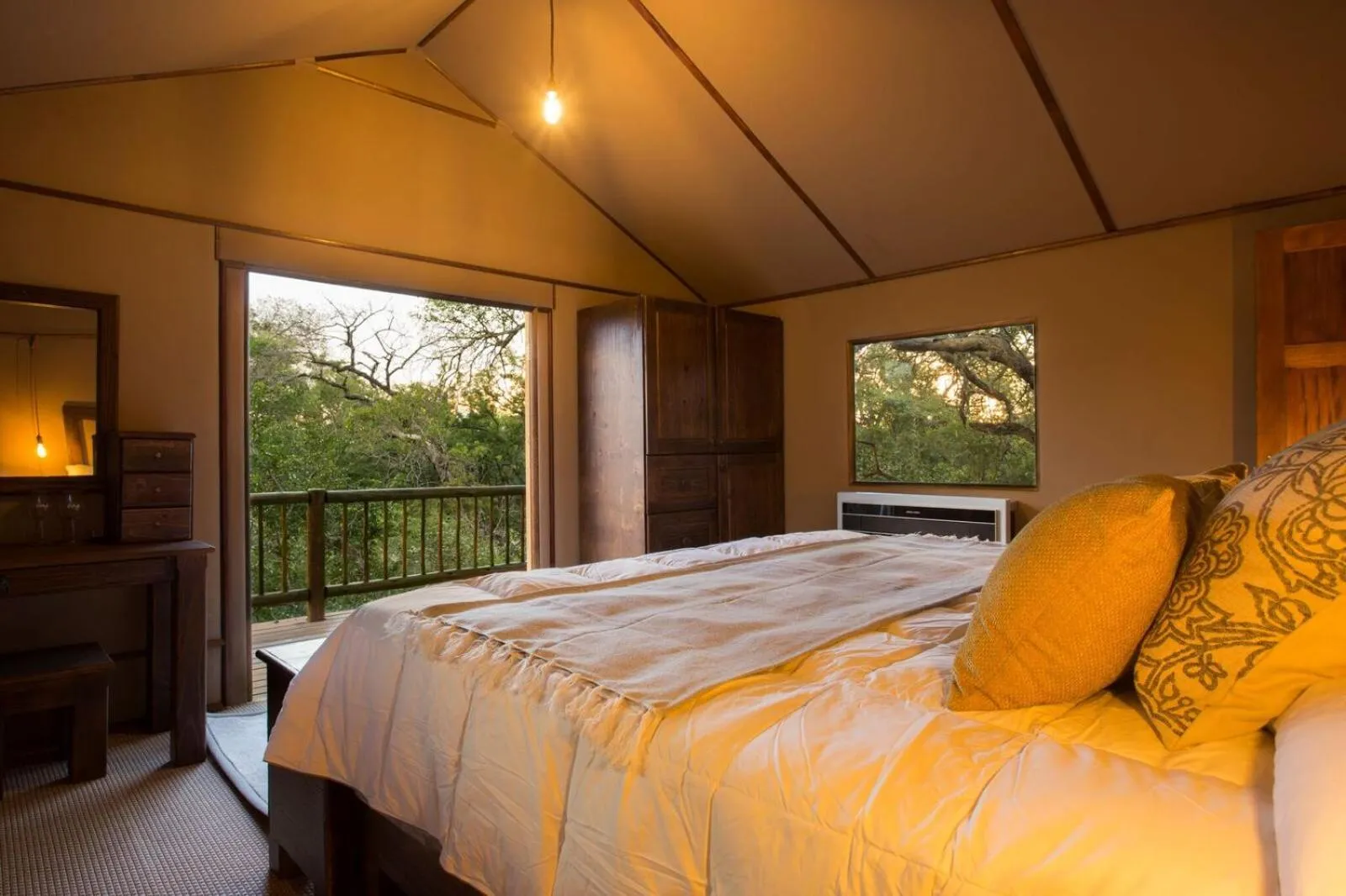 Bed in Vuyani River Lodge
