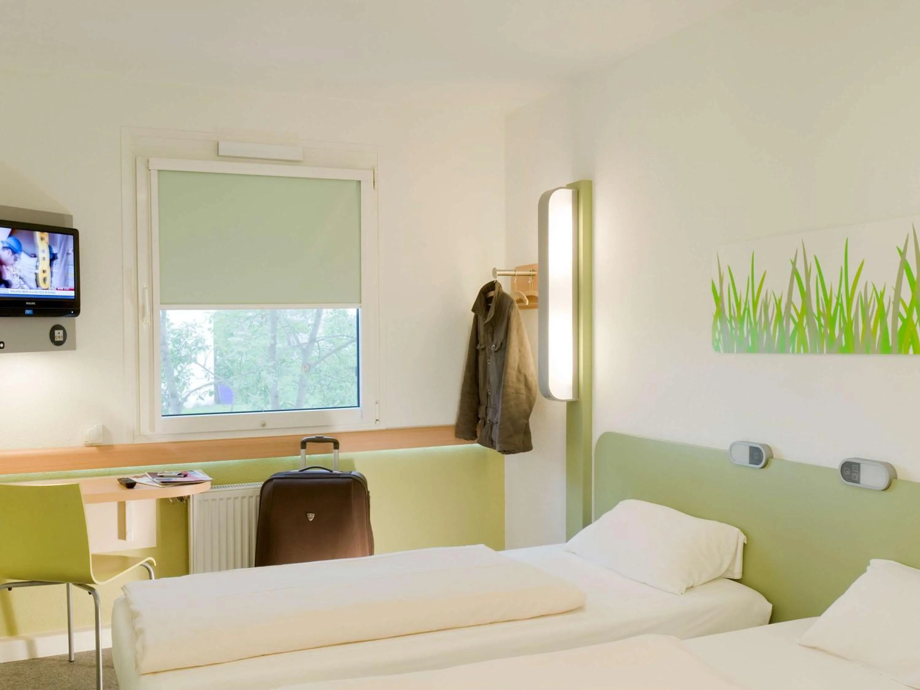 Photo of the whole room, Bed in Ibis budget Orléans Sud Comet