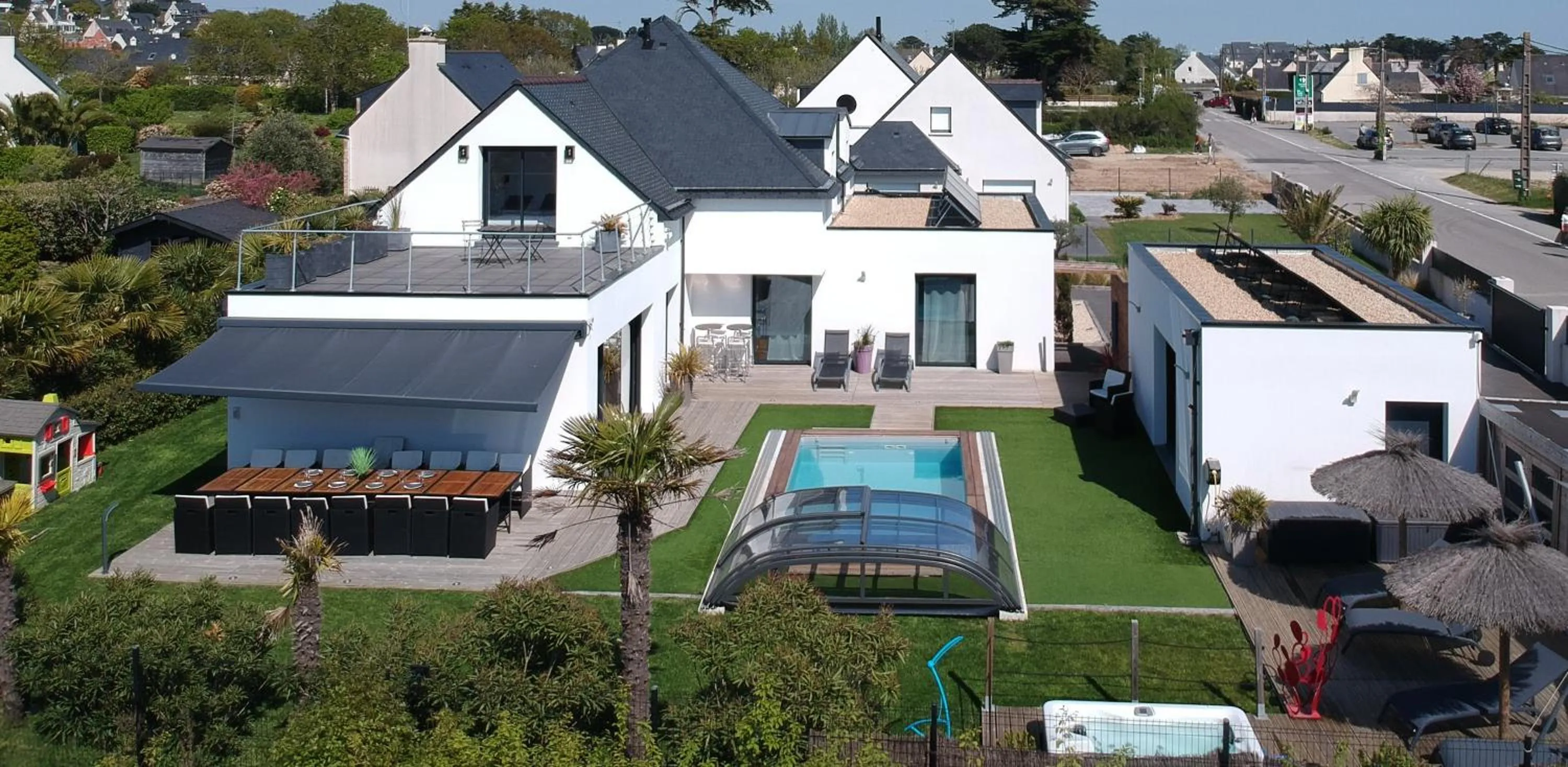 Property building in Villa Charles & Ashton