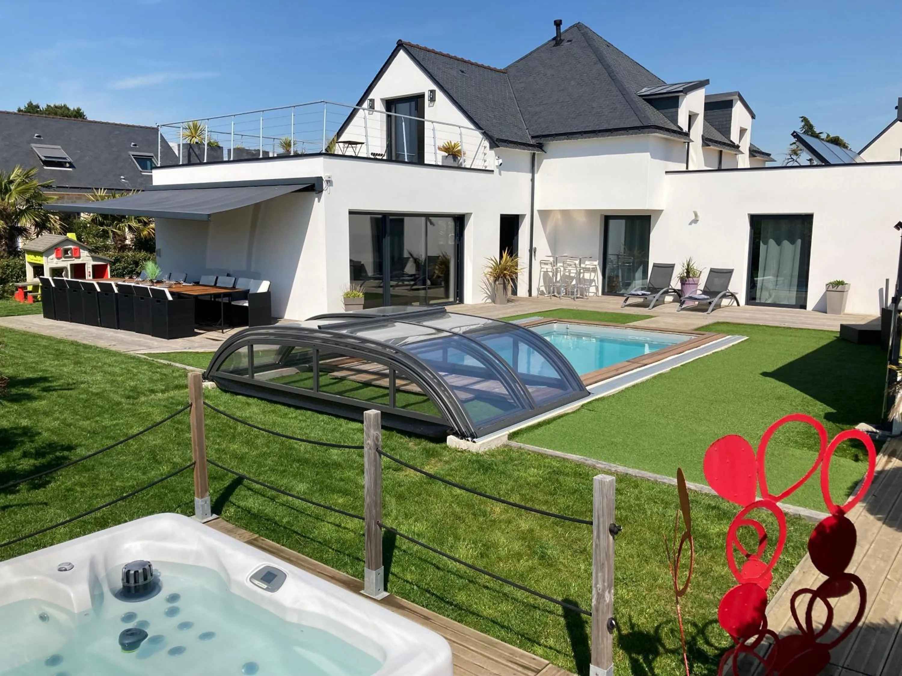 Property building in Villa Charles & Ashton