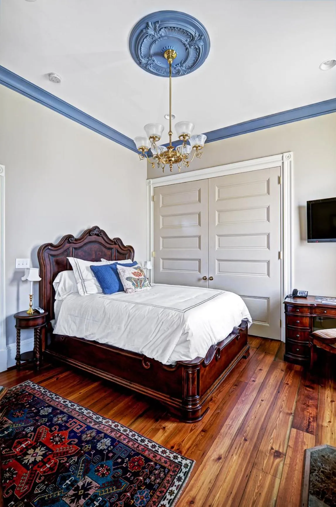 Bed in Fort Conde Inn - Mobile