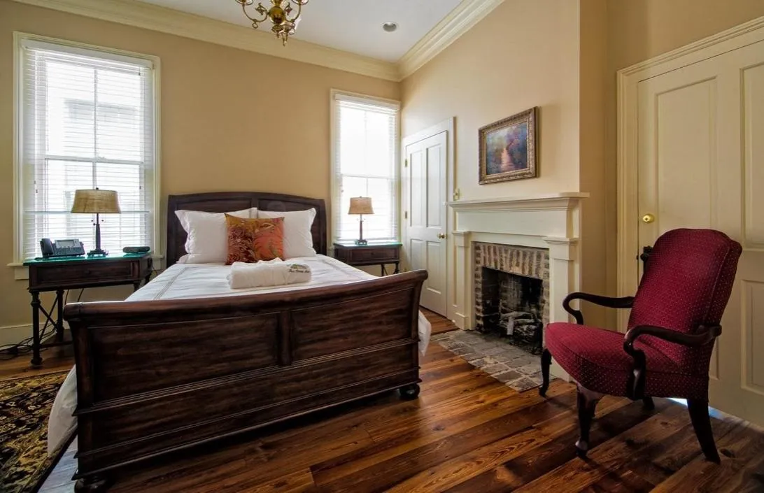 Bed in Fort Conde Inn - Mobile