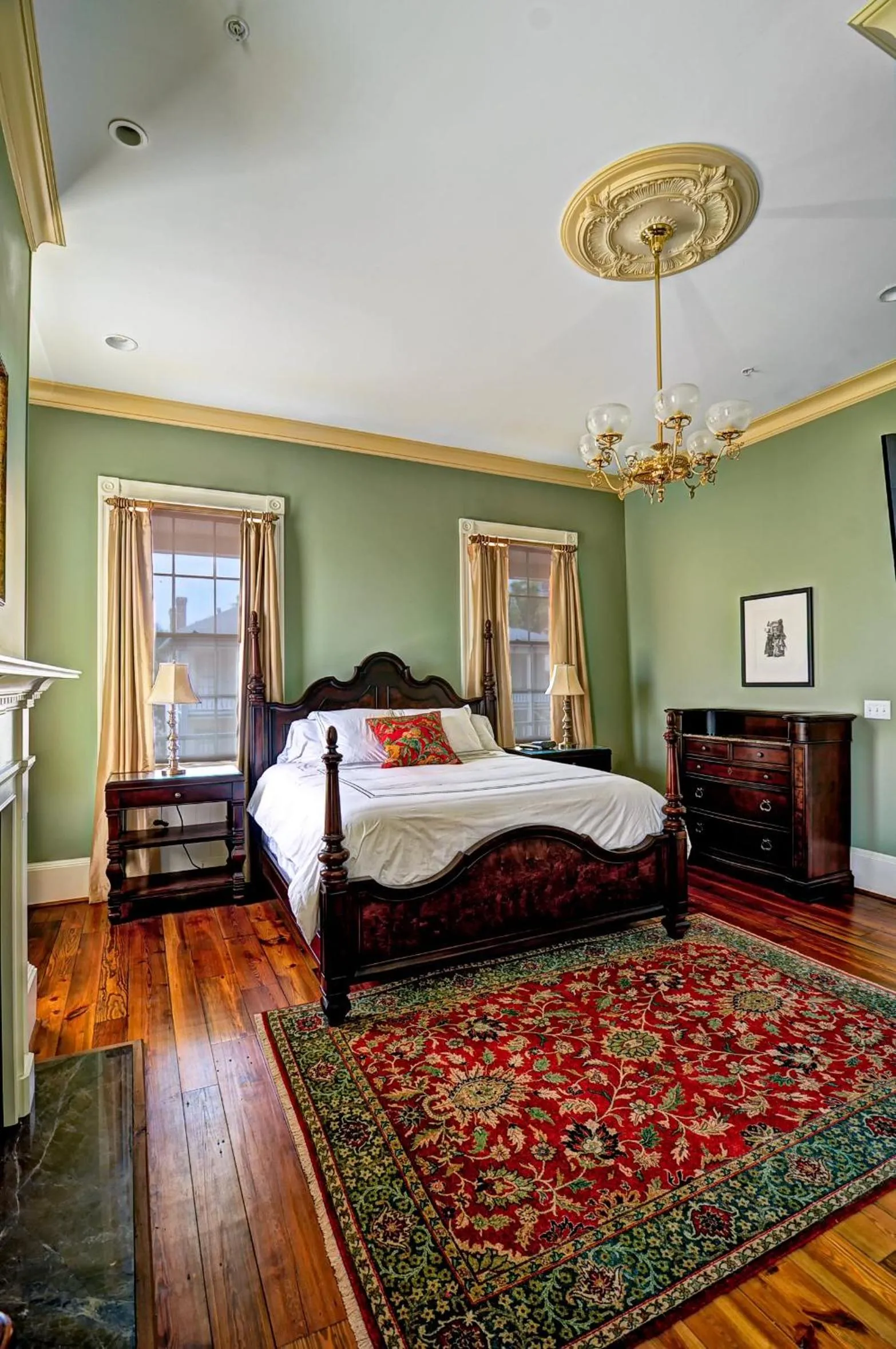 Photo of the whole room, Bed in Fort Conde Inn - Mobile
