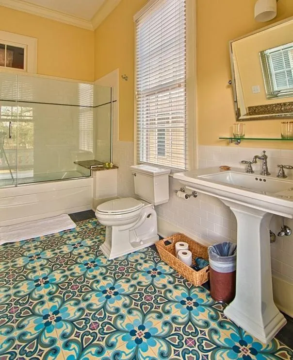 Bathroom in Fort Conde Inn - Mobile