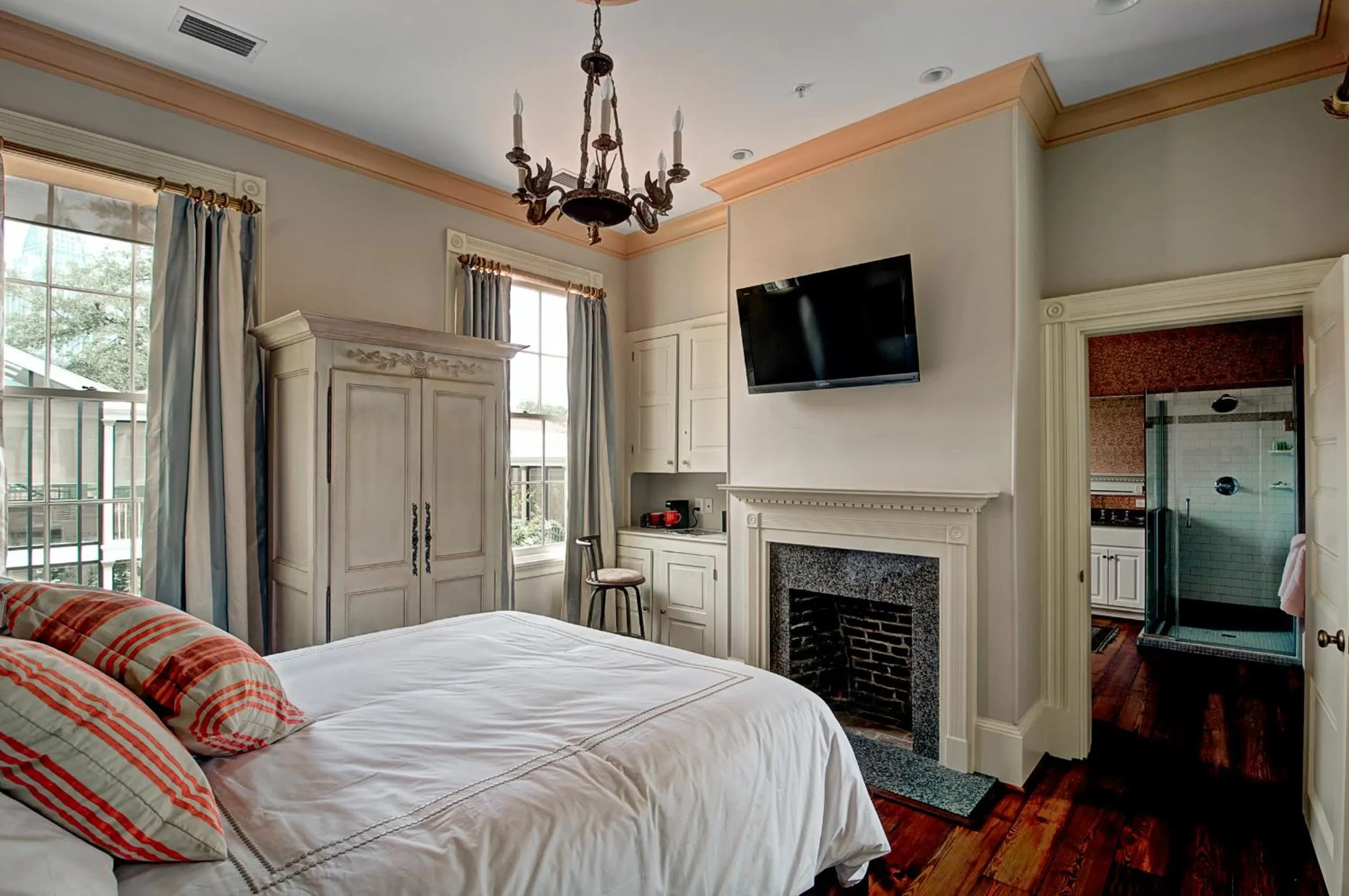 Bed in Fort Conde Inn - Mobile