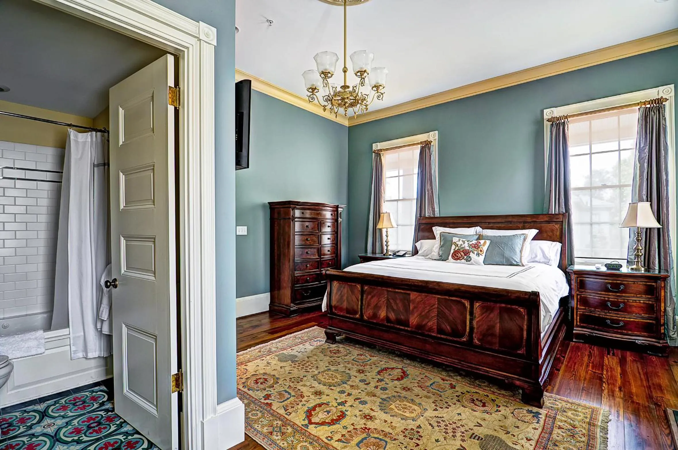 Photo of the whole room, Bed in Fort Conde Inn - Mobile