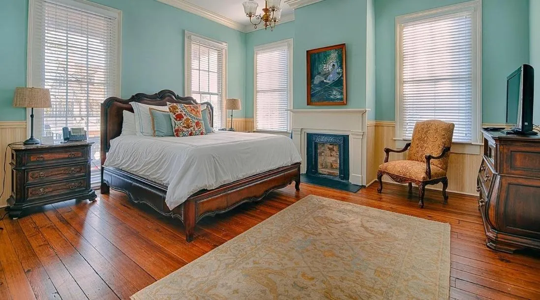 Bed in Fort Conde Inn - Mobile