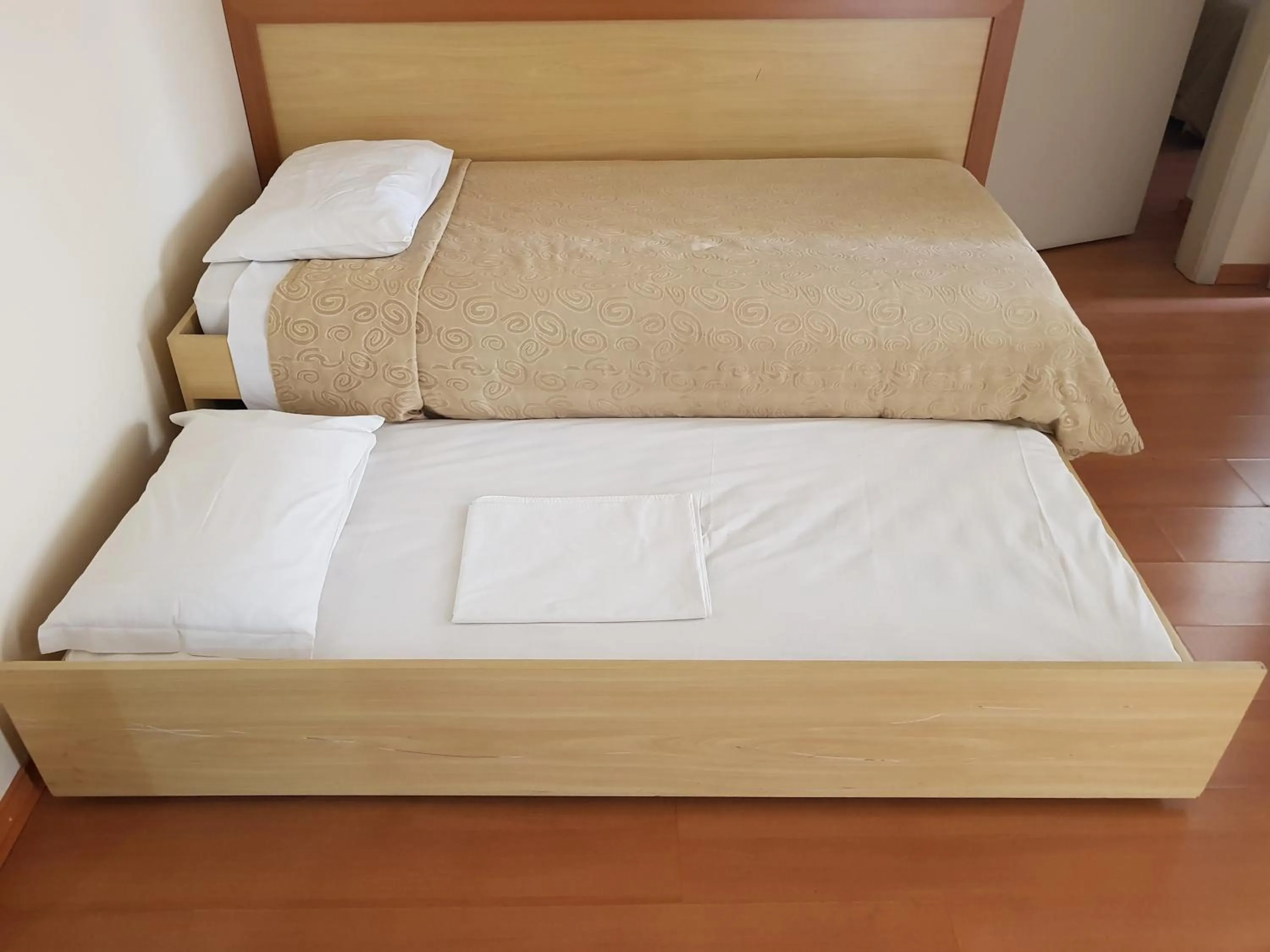Bed in Omega Flat