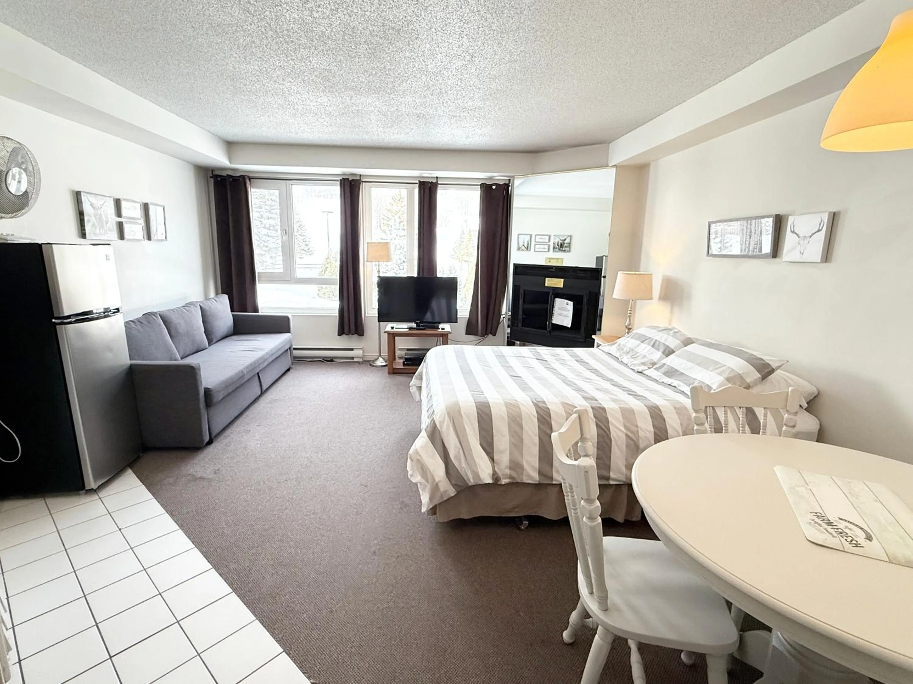 Living room, Bed in Chalets Montmorency Mont-Sainte-Anne