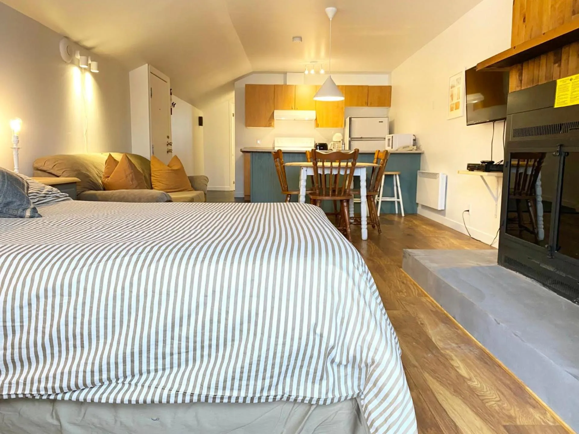 Living room, Bed in Chalets Montmorency Mont-Sainte-Anne