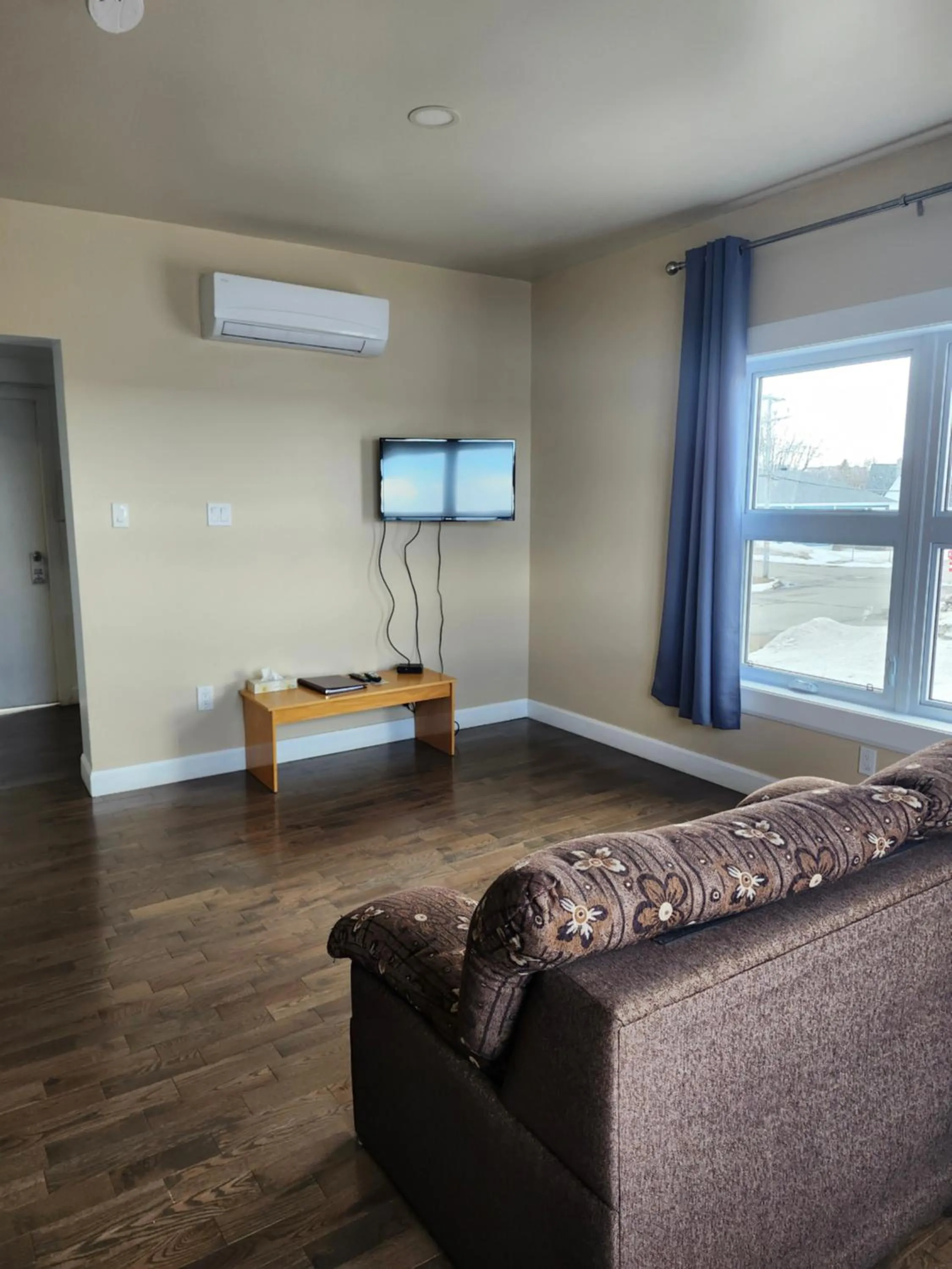 Living room, Bed in Motel Rimouski