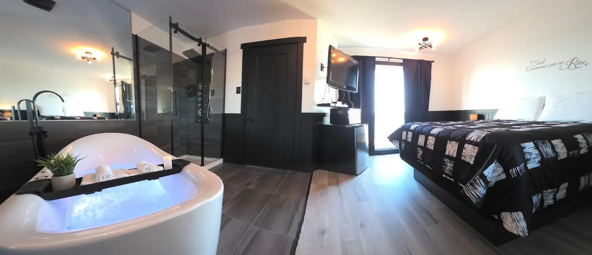 Photo of the whole room, Bed in Motel Rimouski