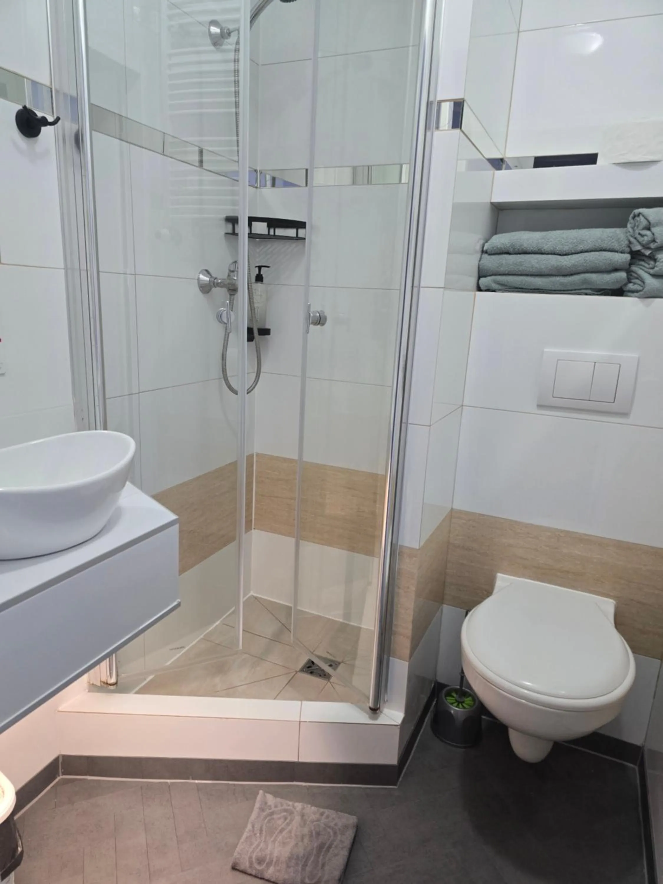 Shower in Eldom-NOCLEGI, Kolejowa 15 Wągrowiec