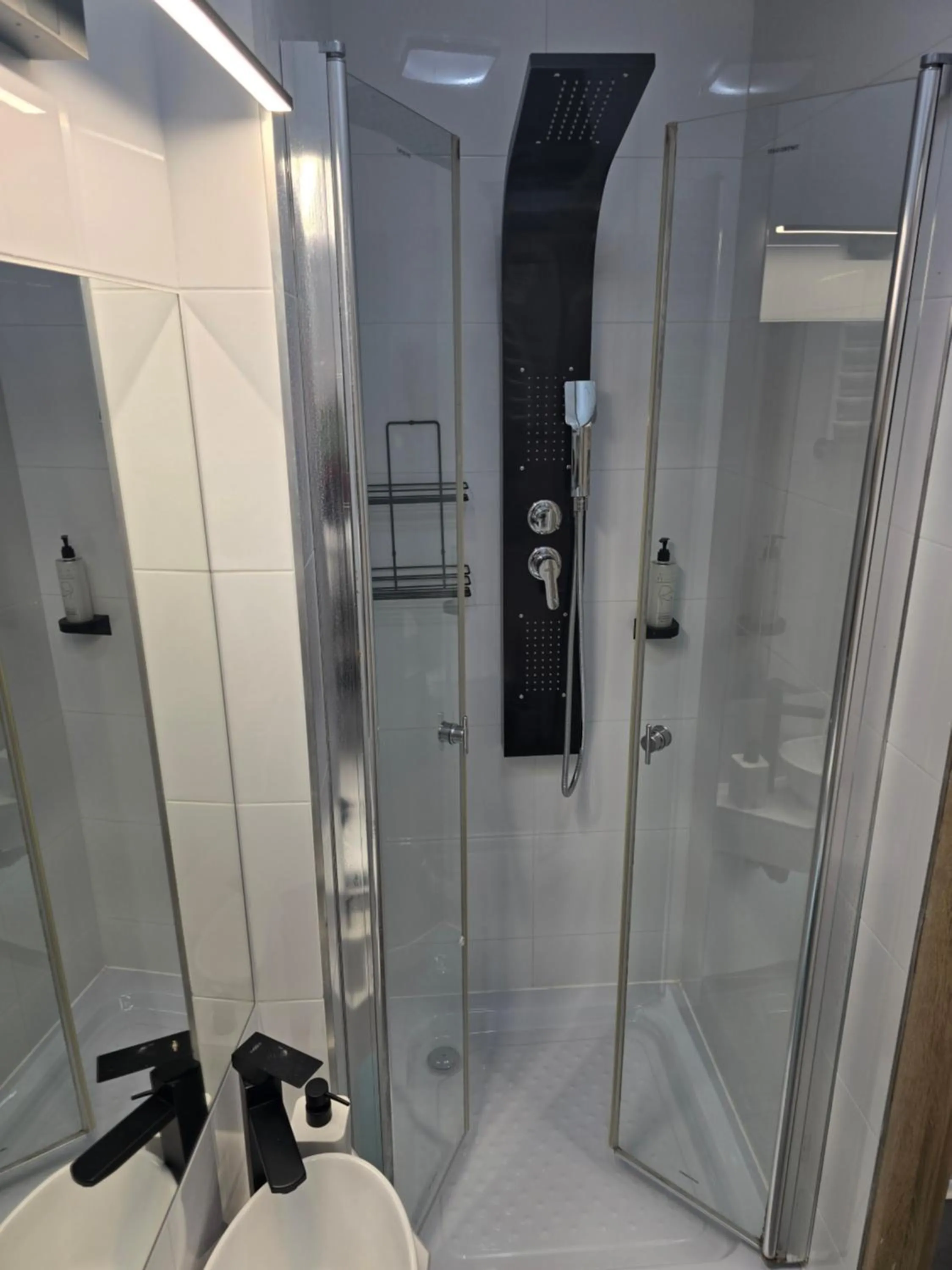 Shower in Eldom-NOCLEGI, Kolejowa 15 Wągrowiec