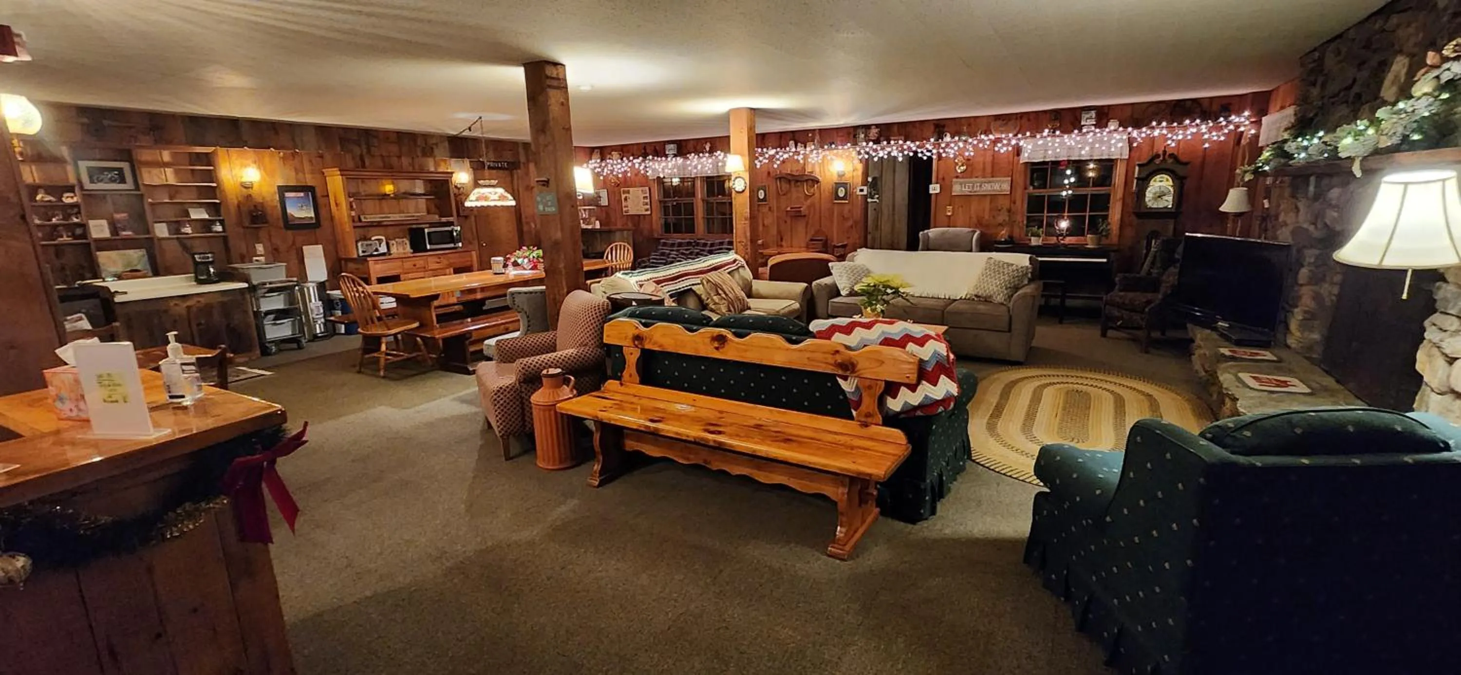 Communal lounge/ TV room in Turn of River Lodge