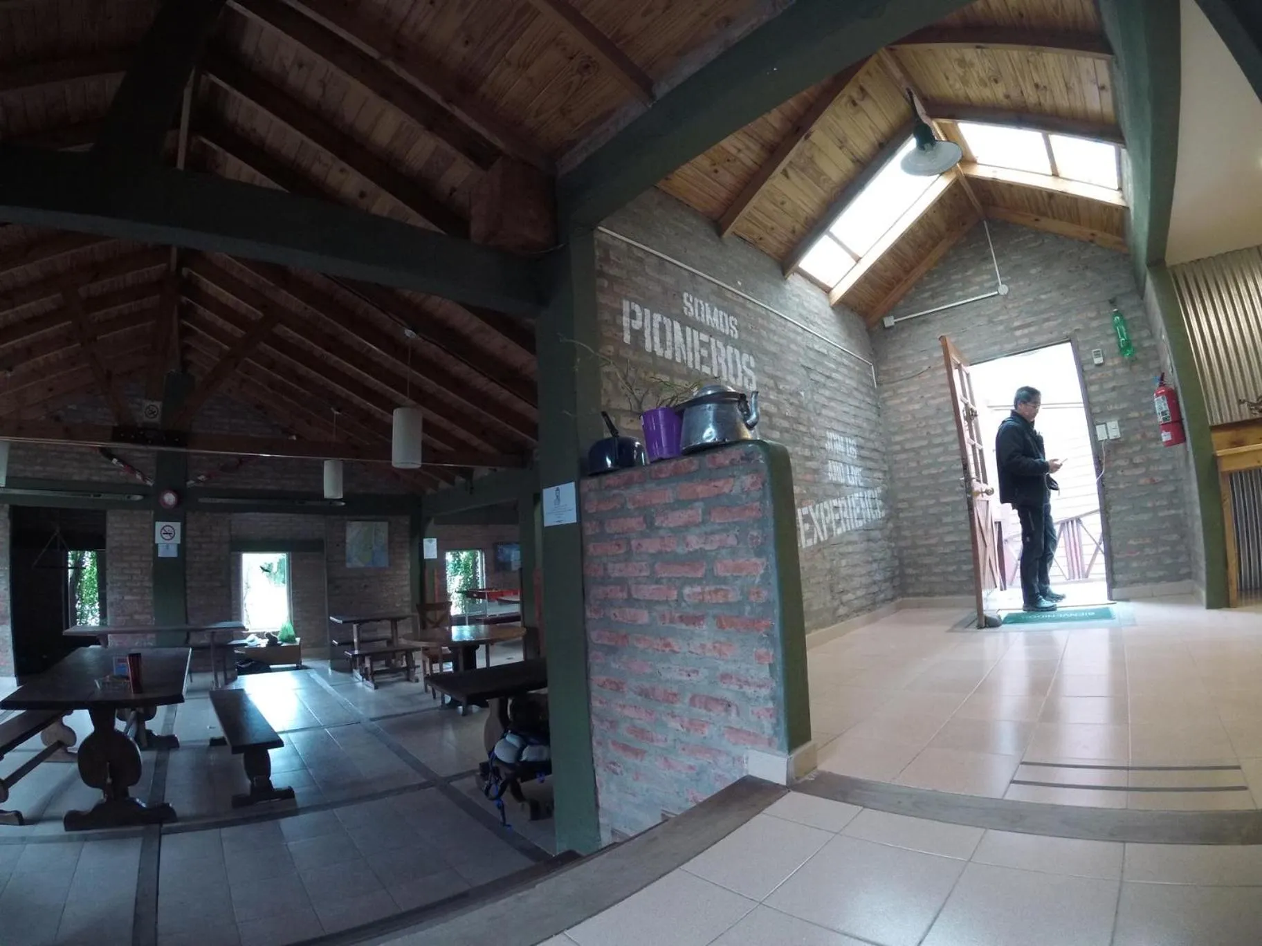 Communal lounge/ TV room in Hostel Los Pioneros