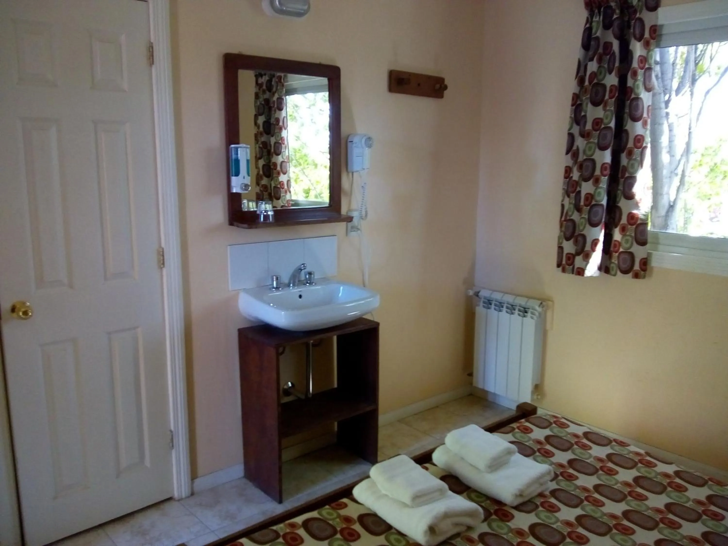 Bathroom, Bed in Hostel Los Pioneros