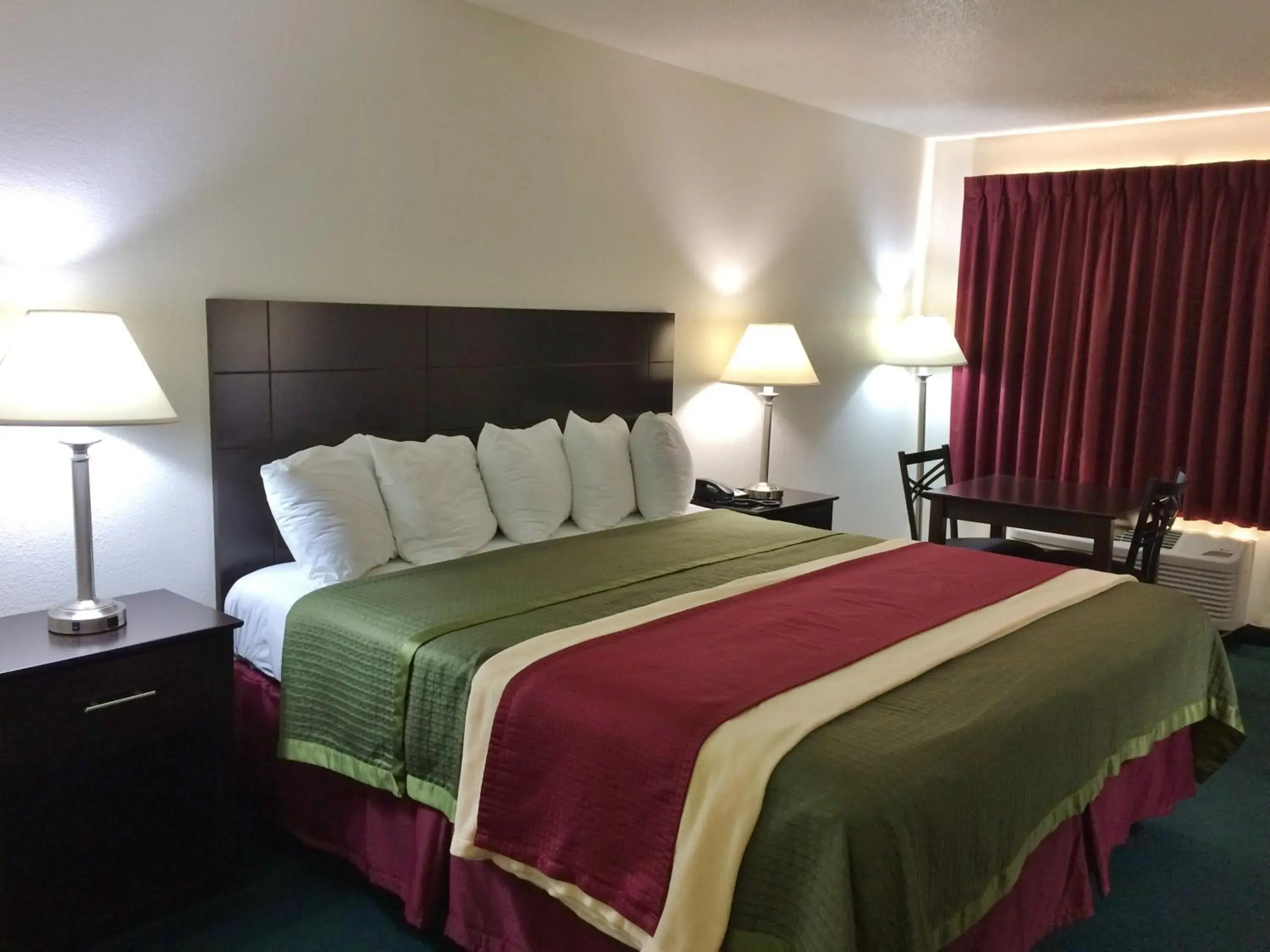 Standard King Room - Non-Smoking in Travel Inn & Suites Standard King Room - Non-Smoking in Travel Inn & Suites