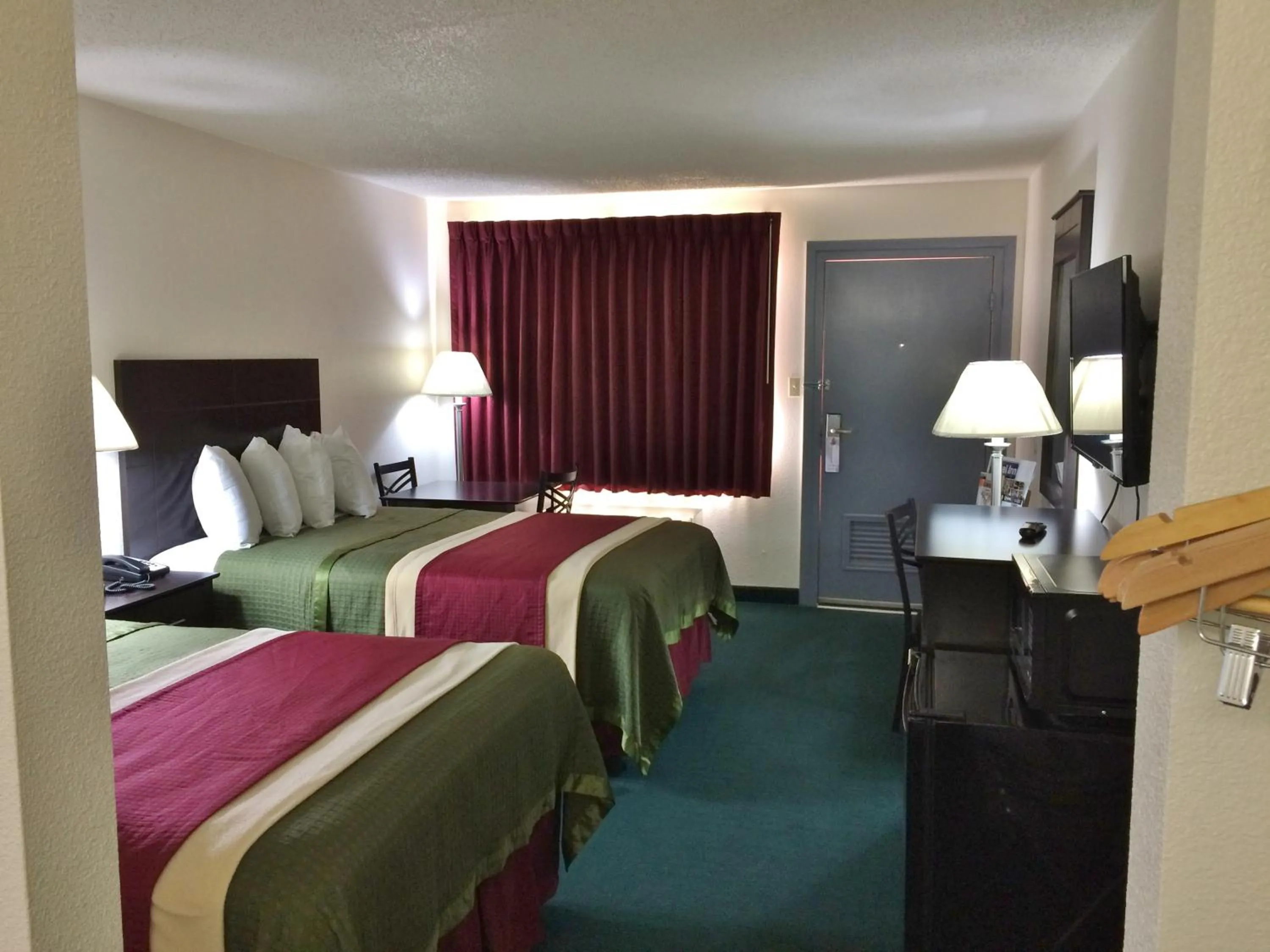 Bed in Travel Inn & Suites