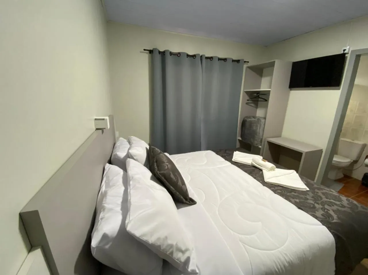 Photo of the whole room, Bed in Pousada Paraíso da Serra