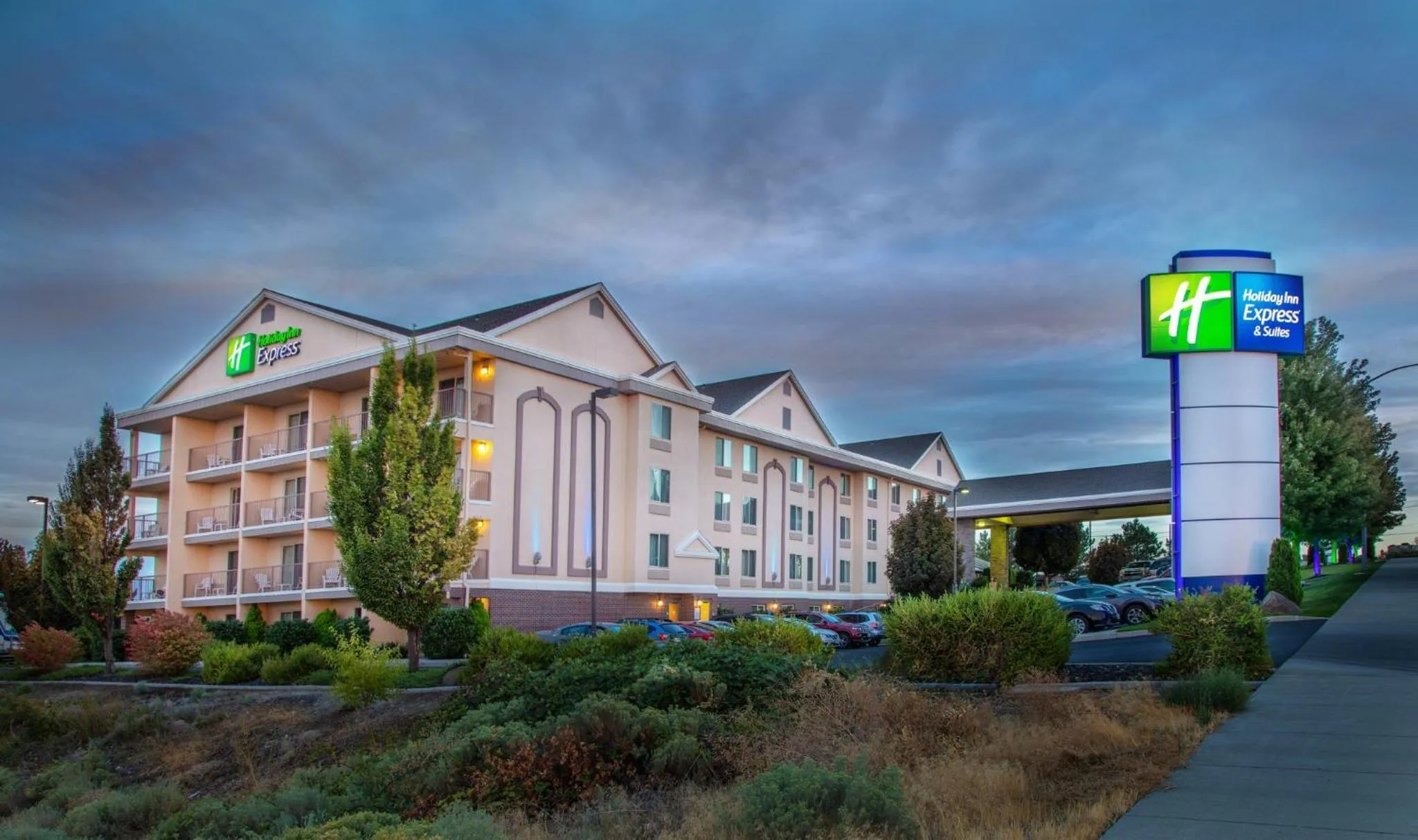 Property building in Holiday Inn Express Hotel & Suites Richland