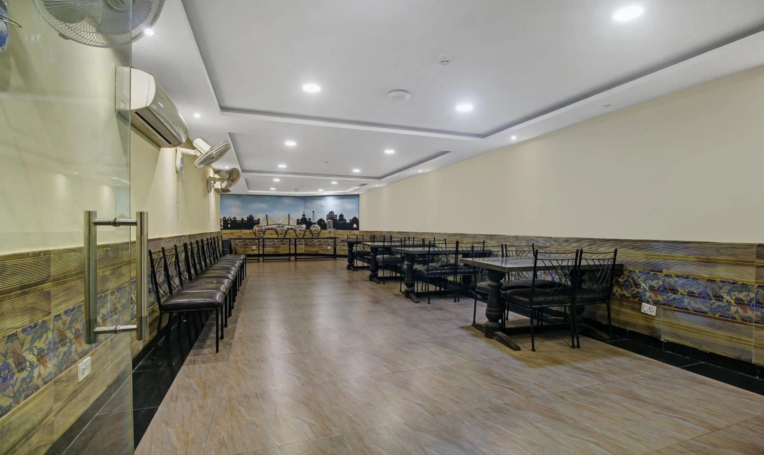 Restaurant/places to eat in Treebo Naman'S Inn Near Kalighat Mandir