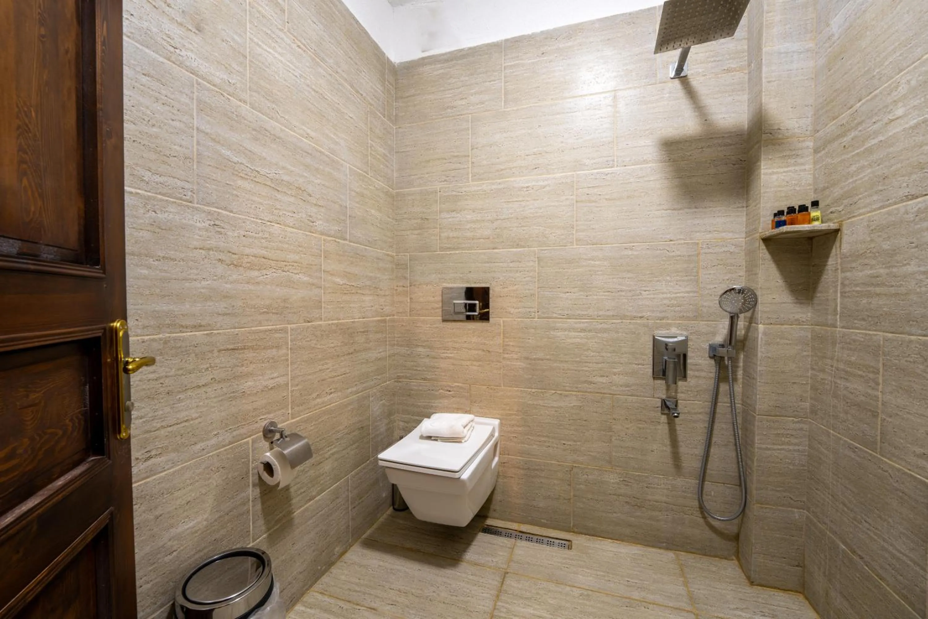 Shower in hotels crazy horse