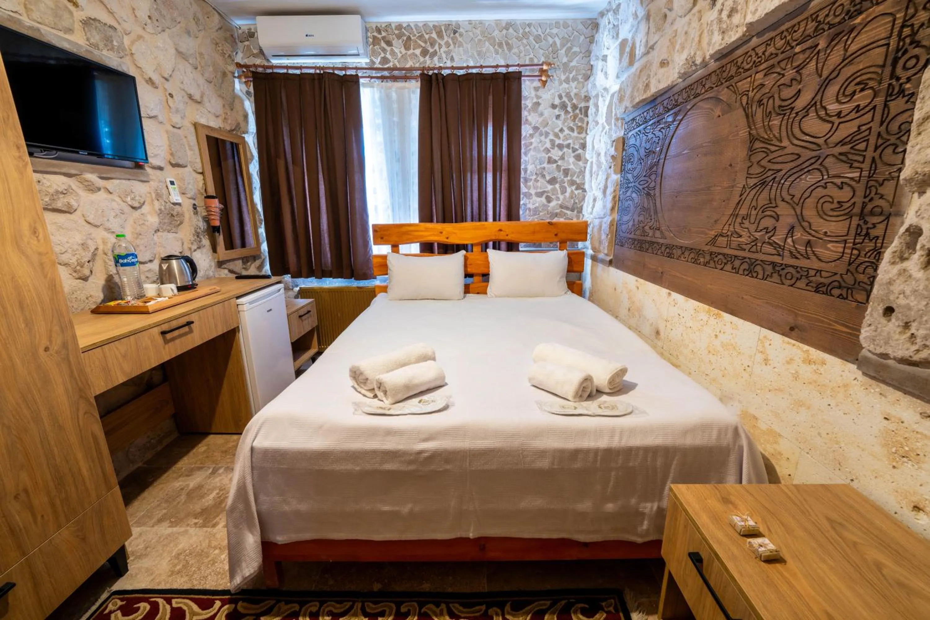 Bedroom, Bed in hotels crazy horse