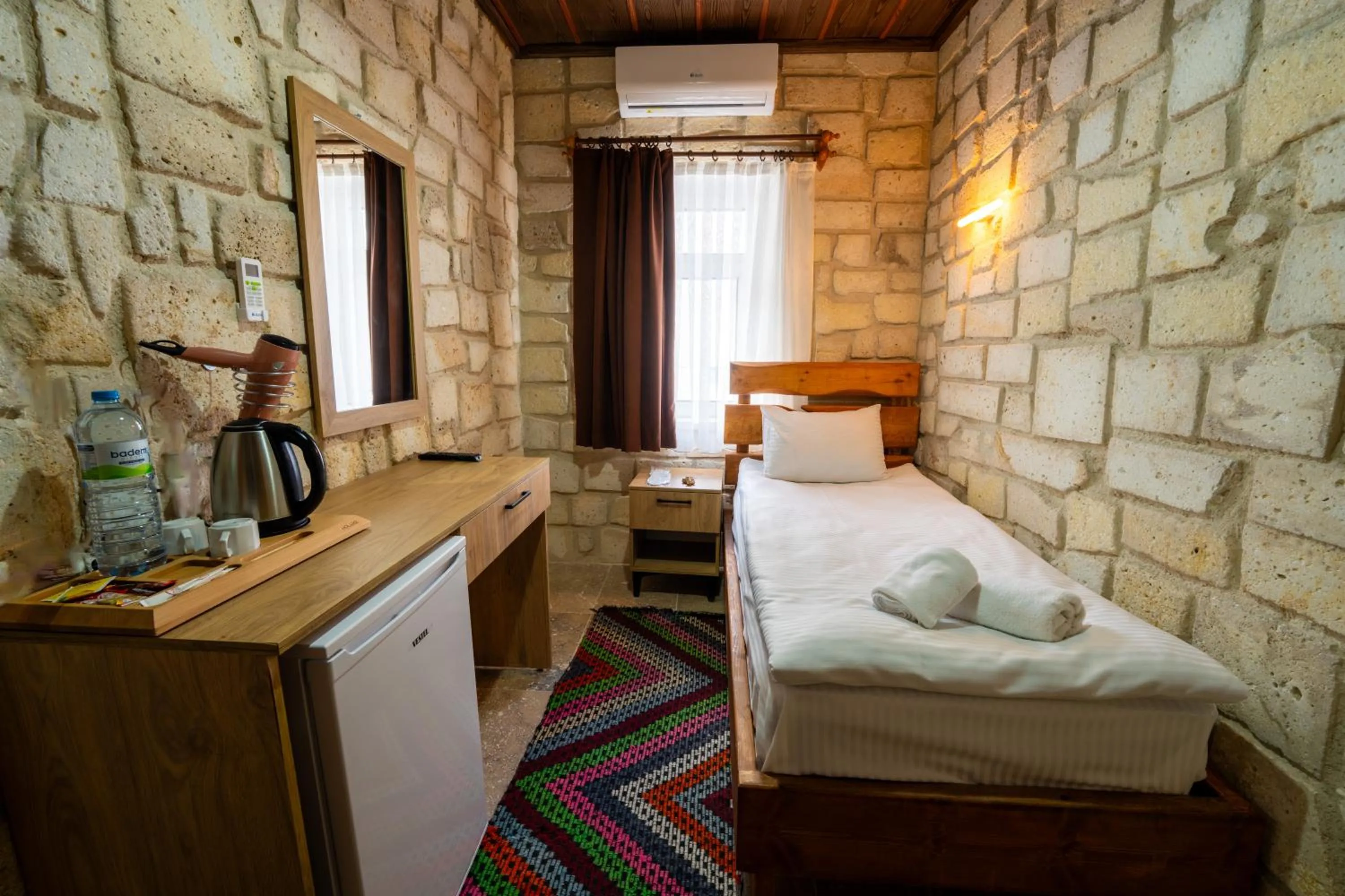 Shower, Bed in hotels crazy horse