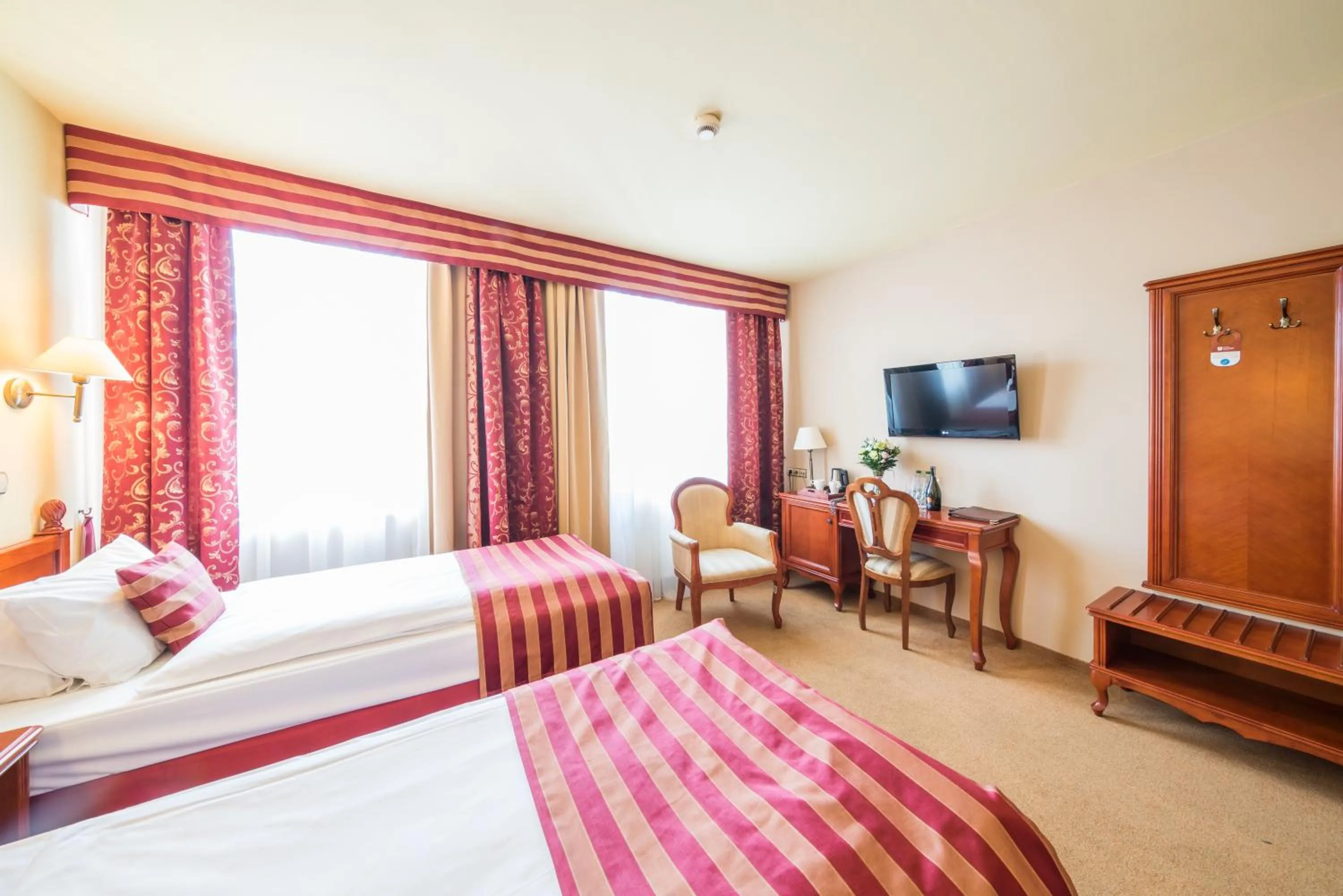 Coffee/tea facilities, Bed in Hotel Europejski Wrocław Centrum