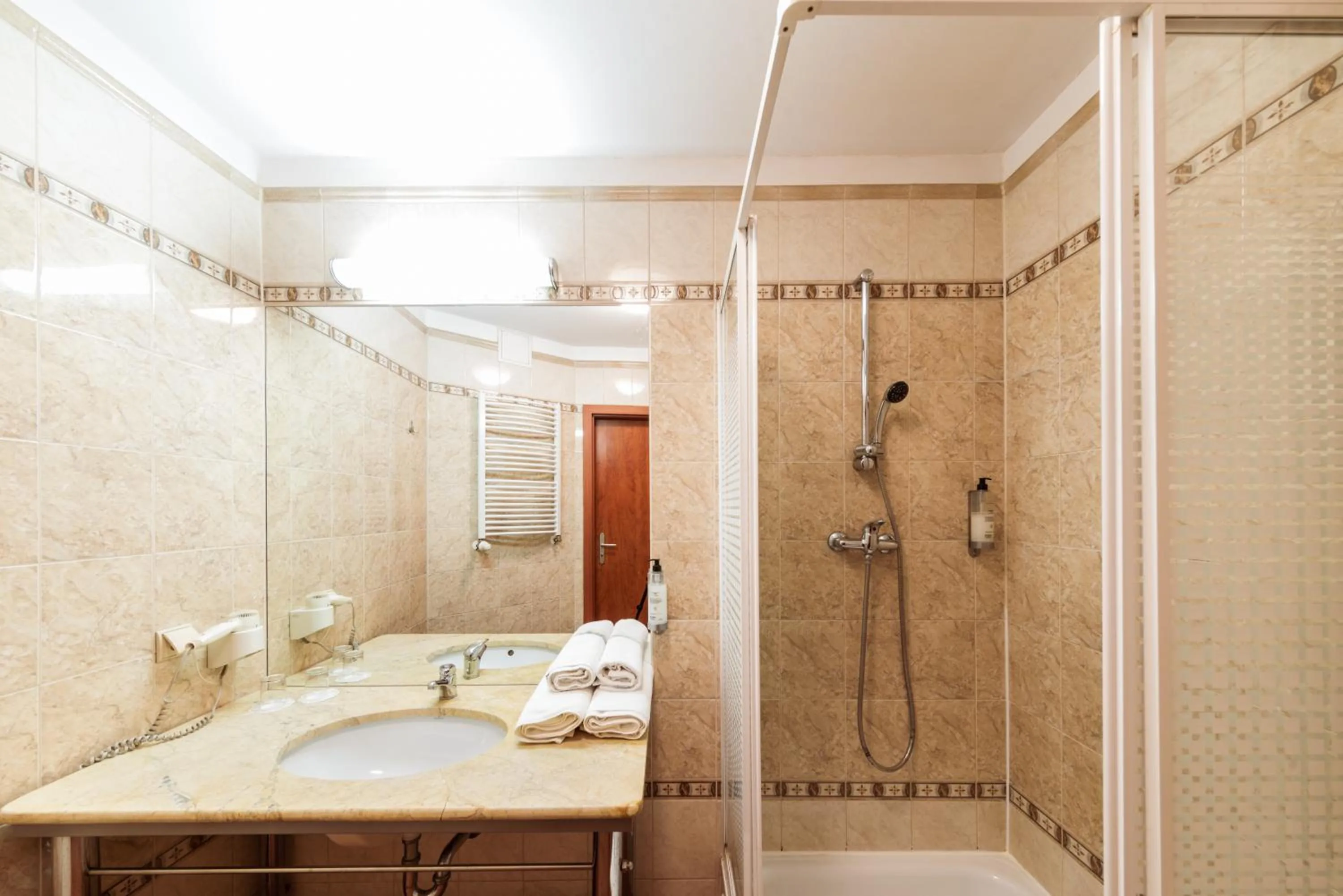 Toilet in Hotel Europejski Wrocław Centrum