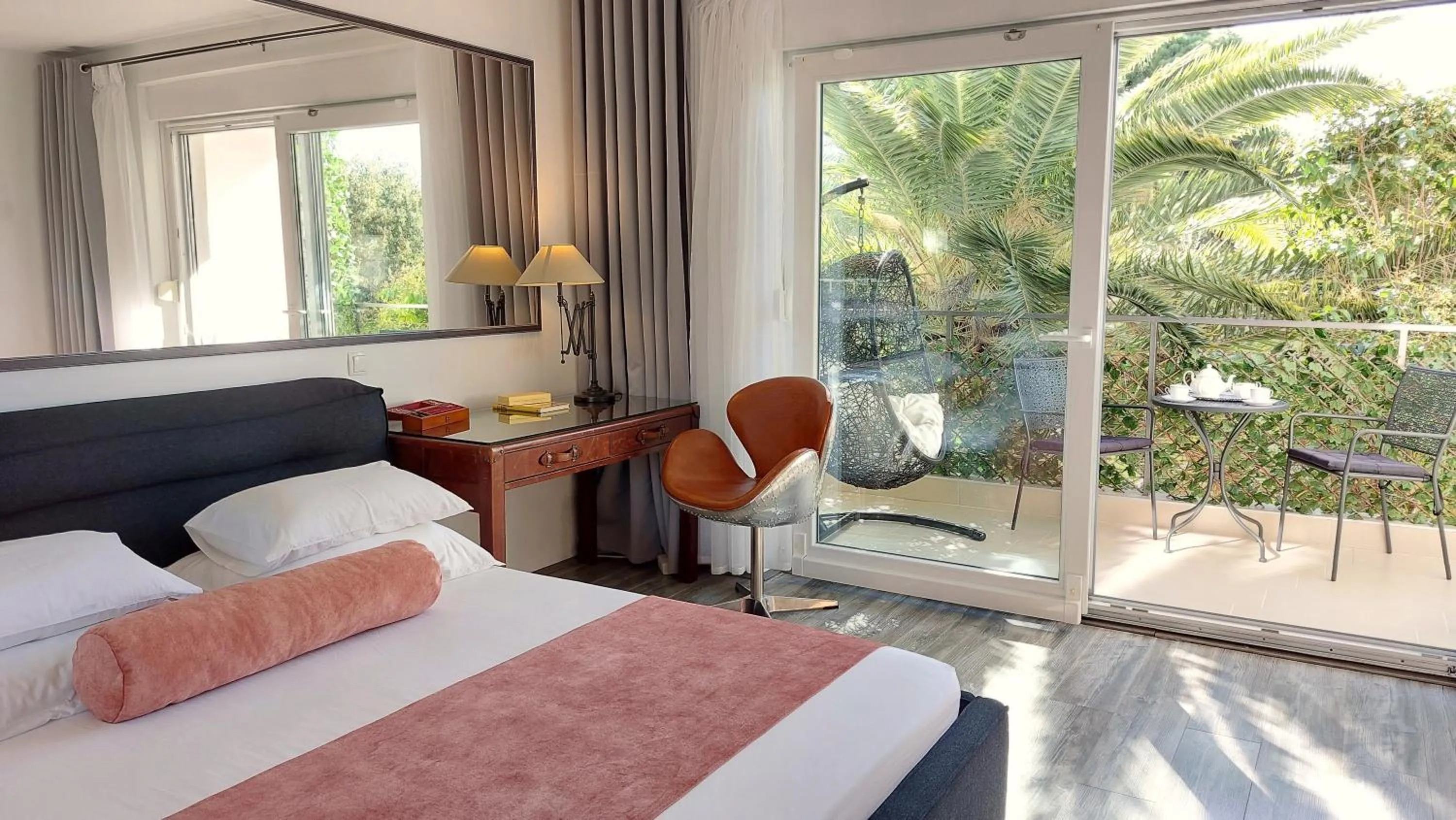 Deluxe Studio with Balcony in Refresh Boutique Apartments