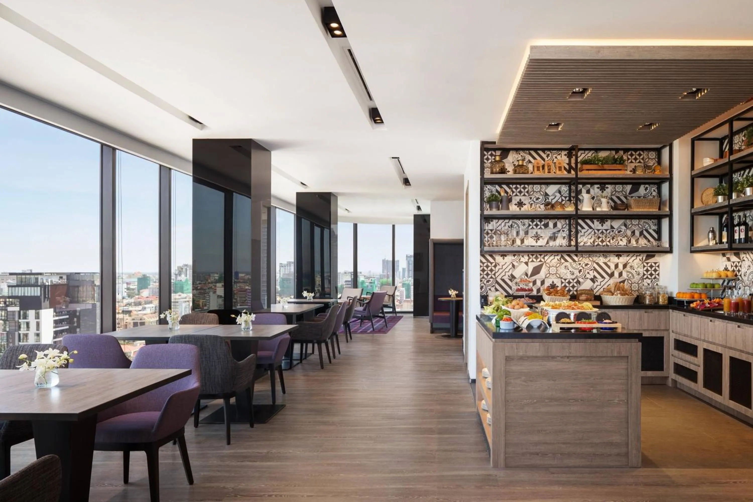 Lounge or bar in Courtyard by Marriott Phnom Penh