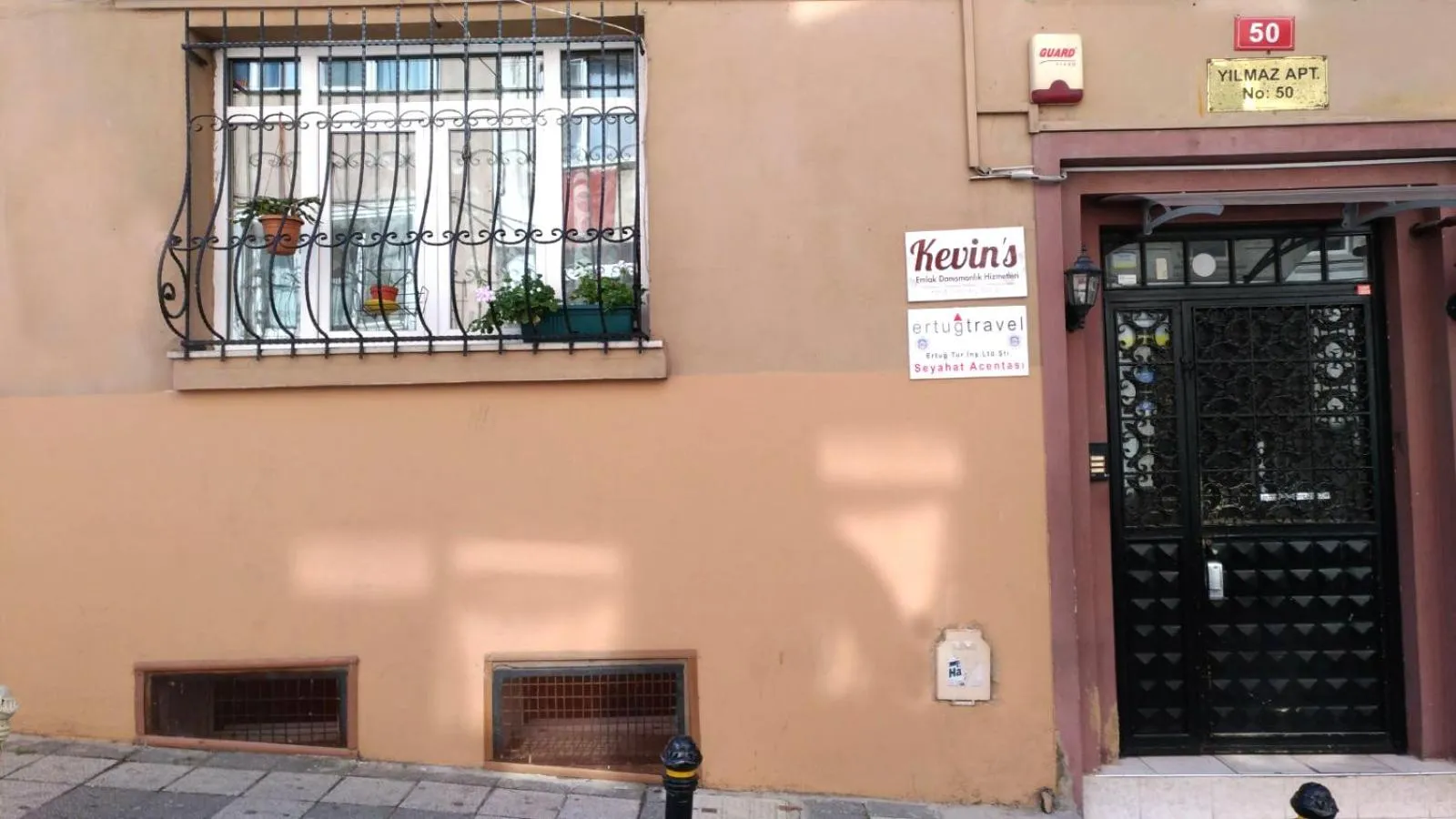 Facade/entrance in Kevin's Hostel