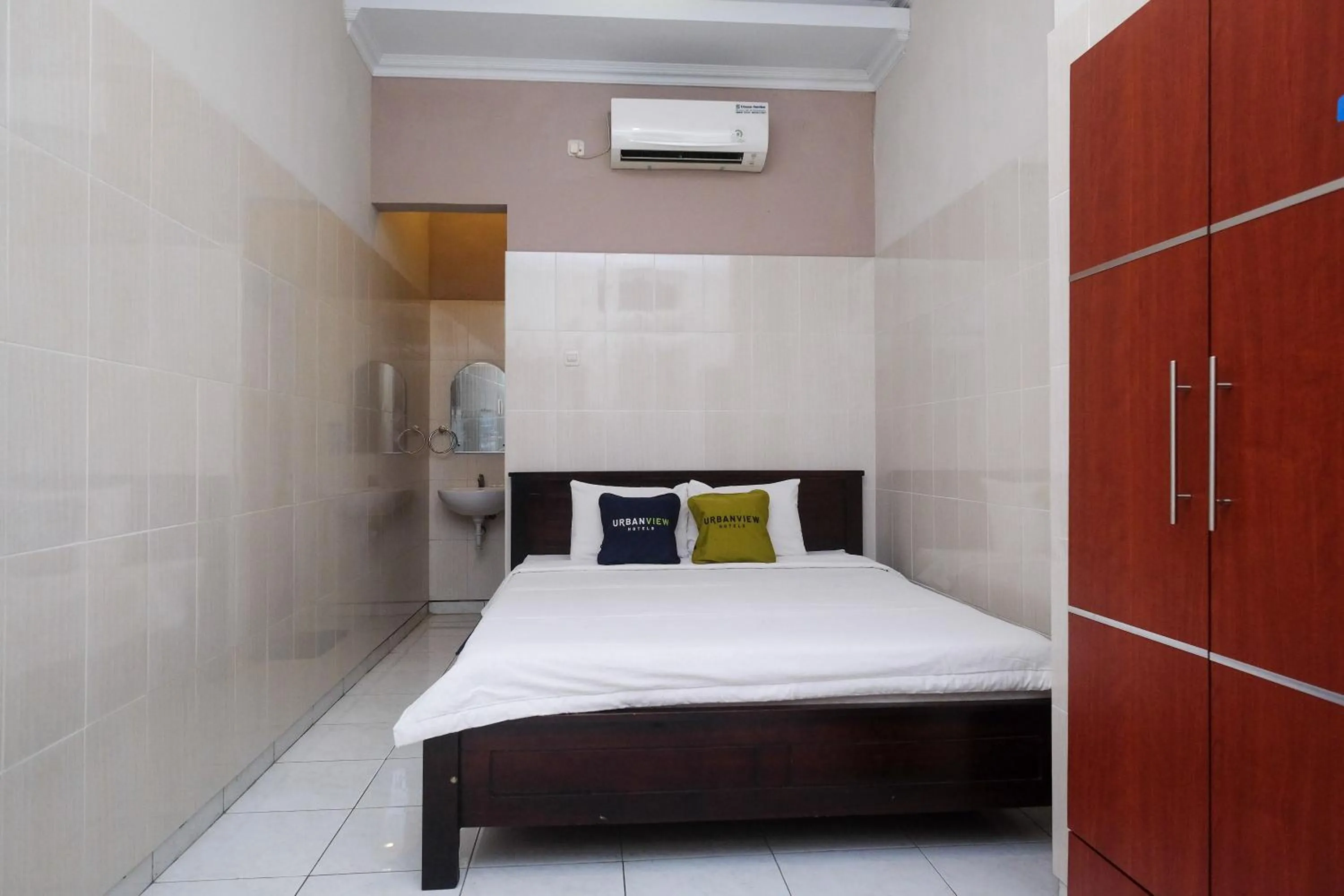 Bedroom, Bed in Urbanview Syariah Wisma Wongso Borobudur