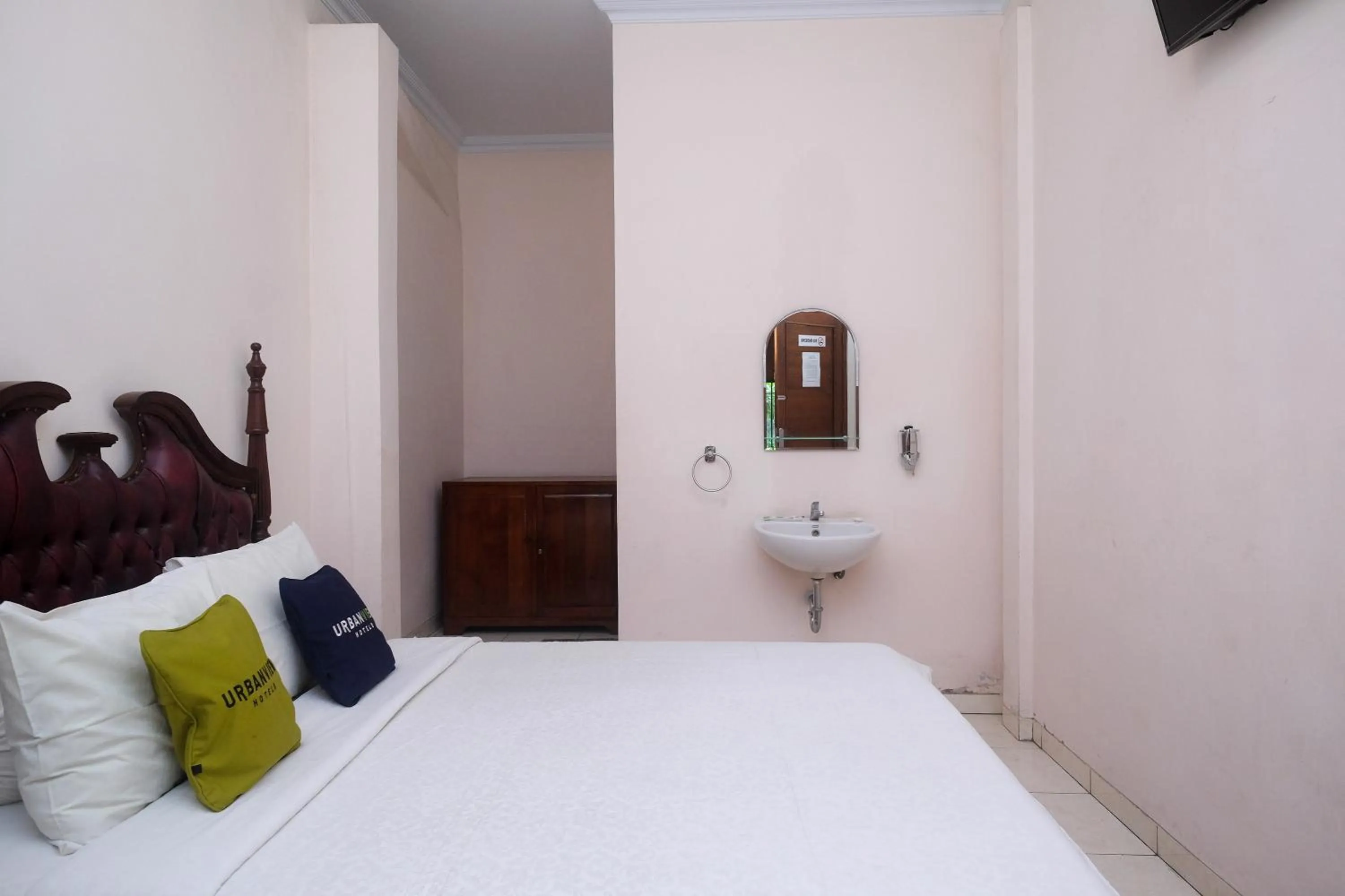 Bedroom, Bed in Urbanview Syariah Wisma Wongso Borobudur