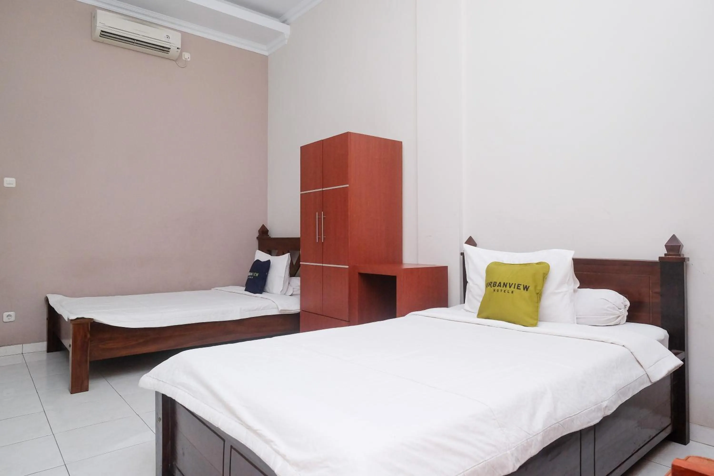 Bedroom, Bed in Urbanview Syariah Wisma Wongso Borobudur