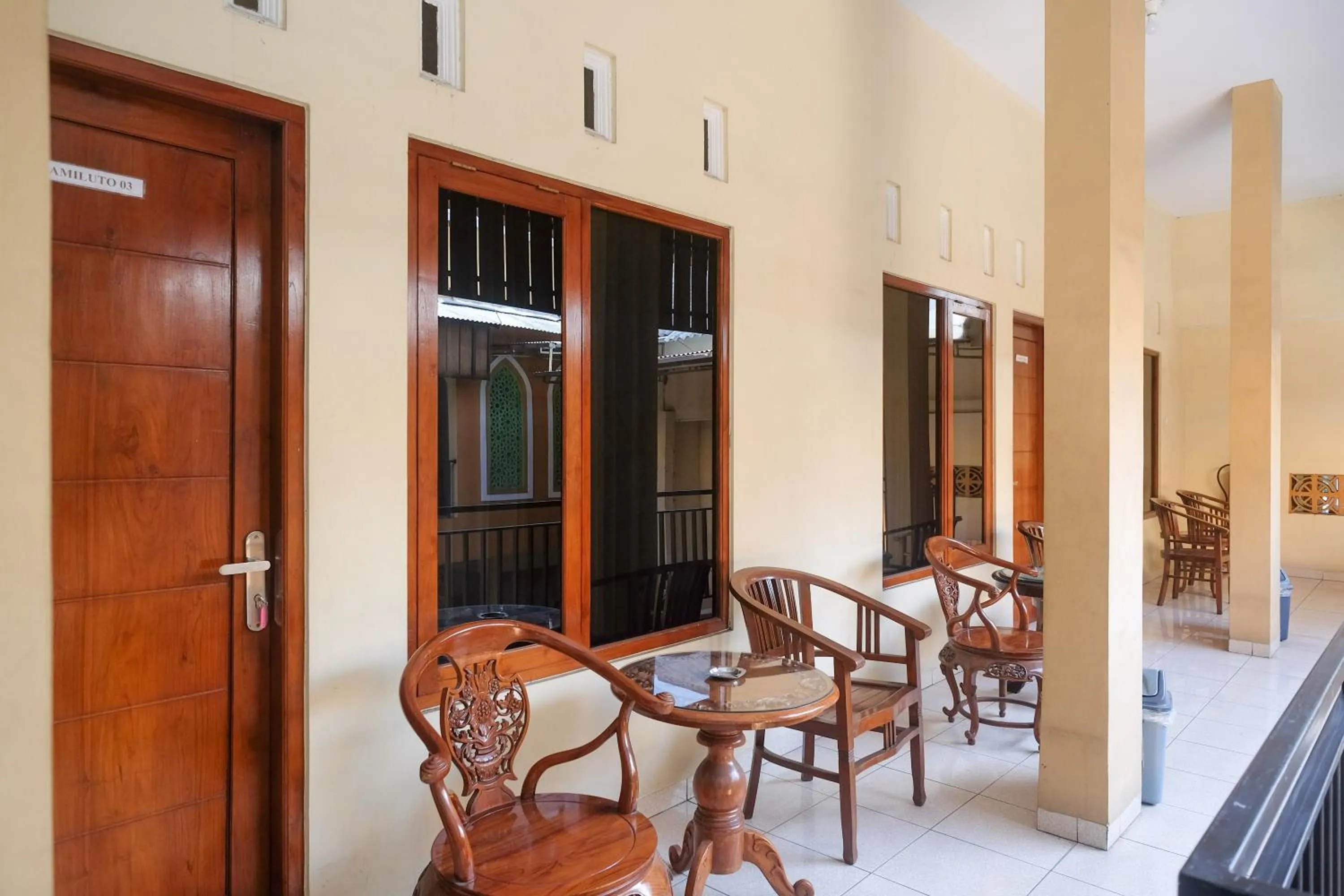 Seating area in Urbanview Syariah Wisma Wongso Borobudur