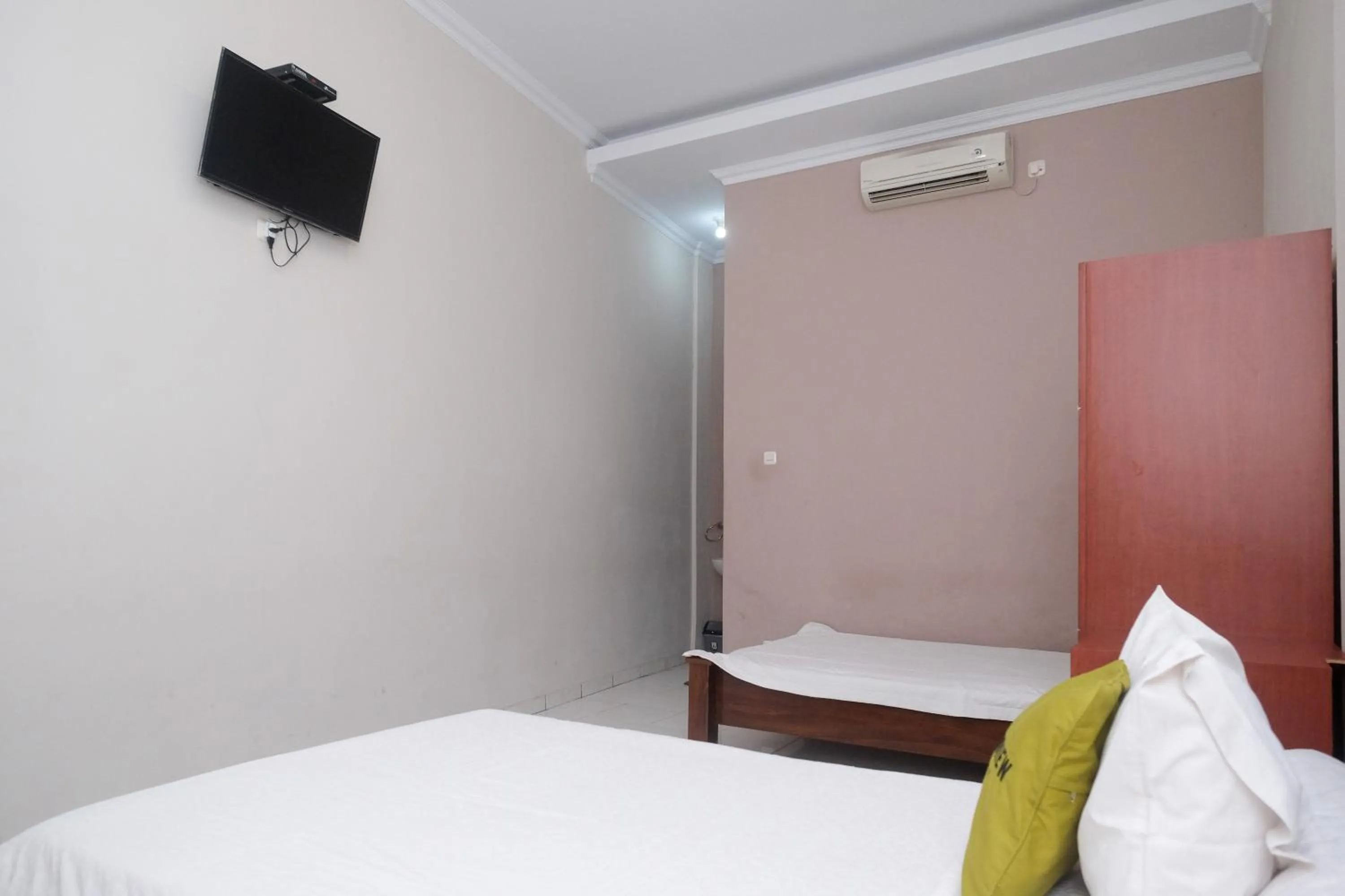 Bedroom, Bed in Urbanview Syariah Wisma Wongso Borobudur