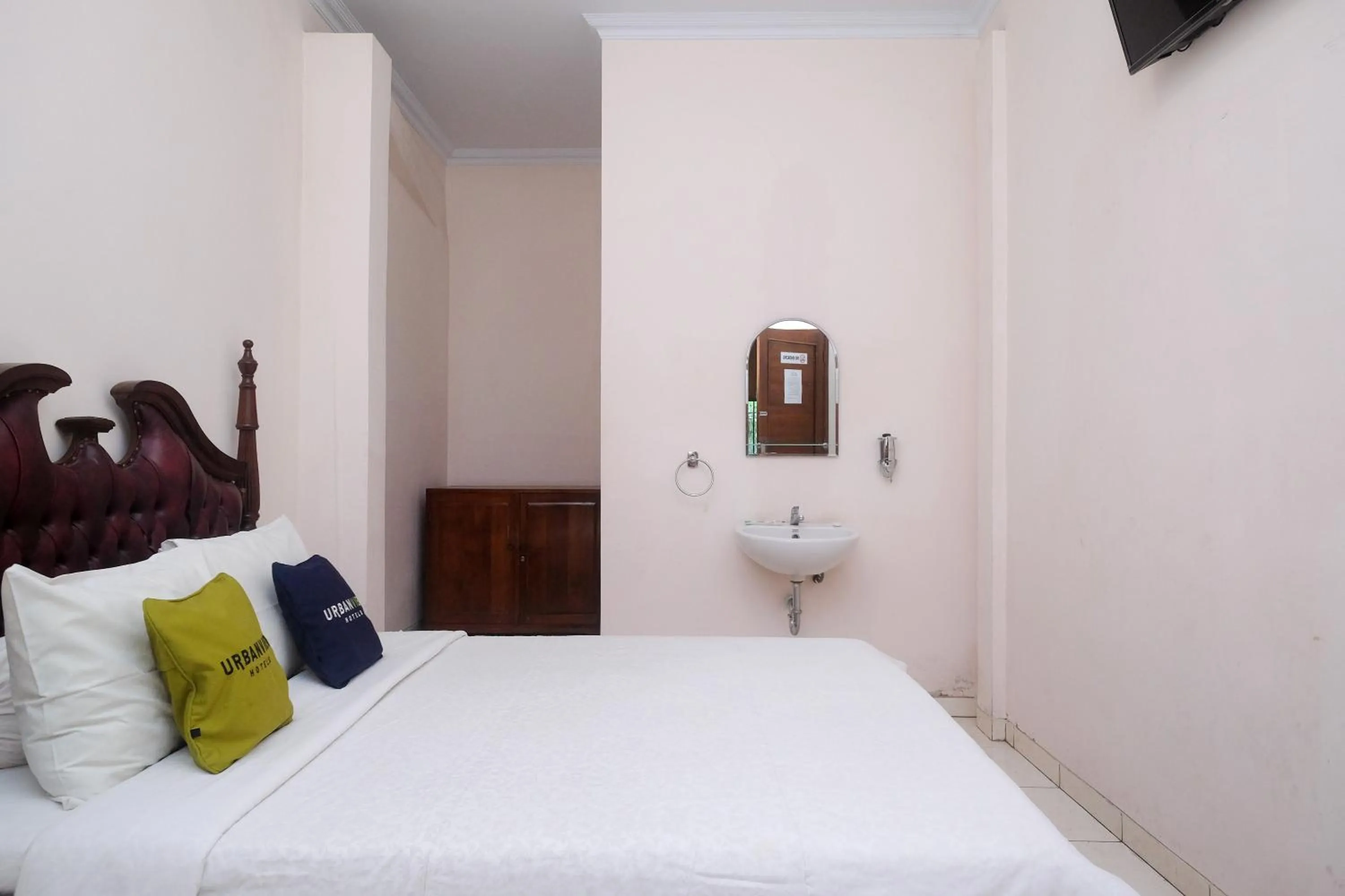 Bedroom, Bed in Urbanview Syariah Wisma Wongso Borobudur