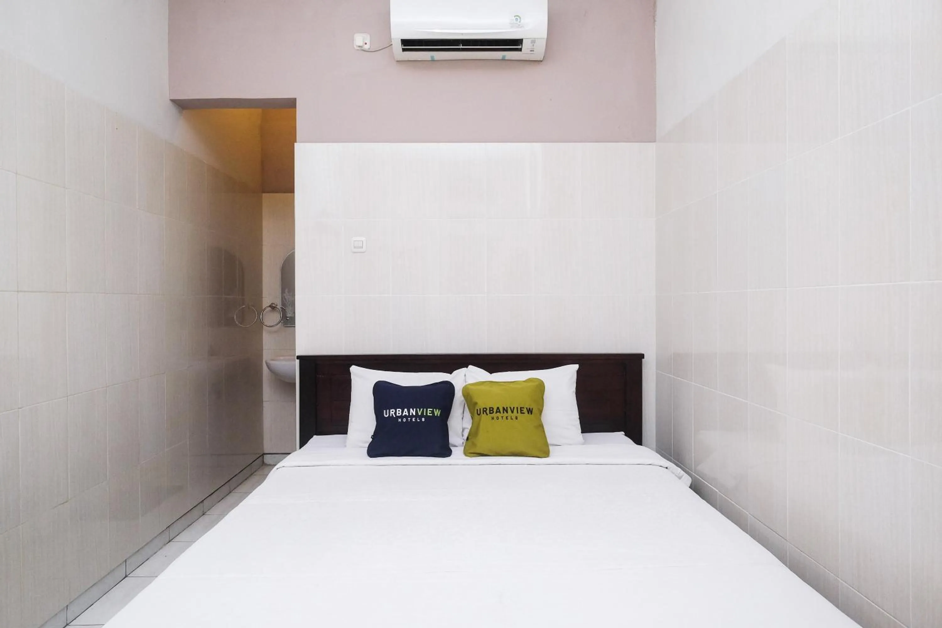 Bedroom, Bed in Urbanview Syariah Wisma Wongso Borobudur
