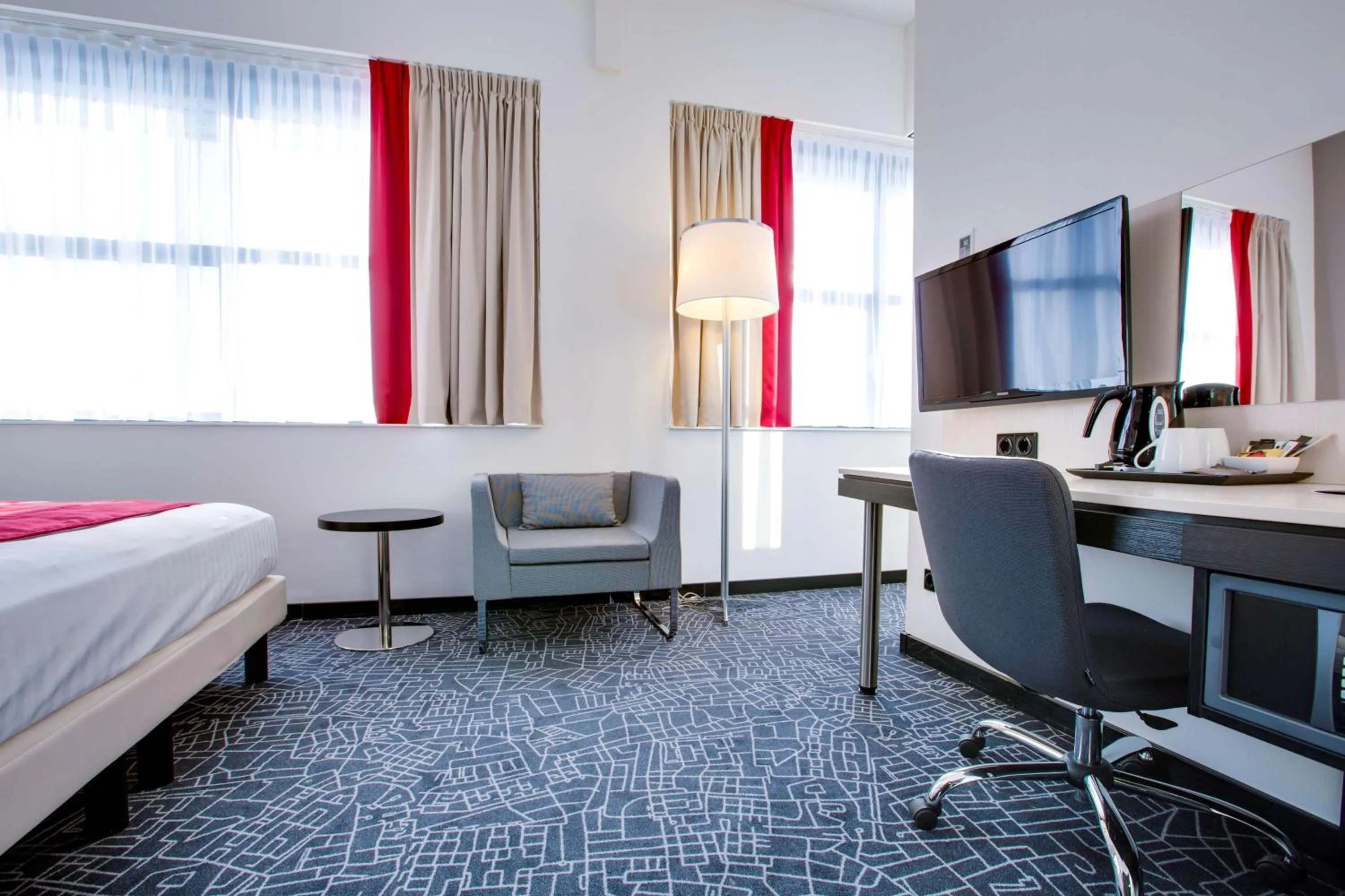 Photo of the whole room, TV/Entertainment Center in Park Inn By Radisson Amsterdam Airport Schiphol