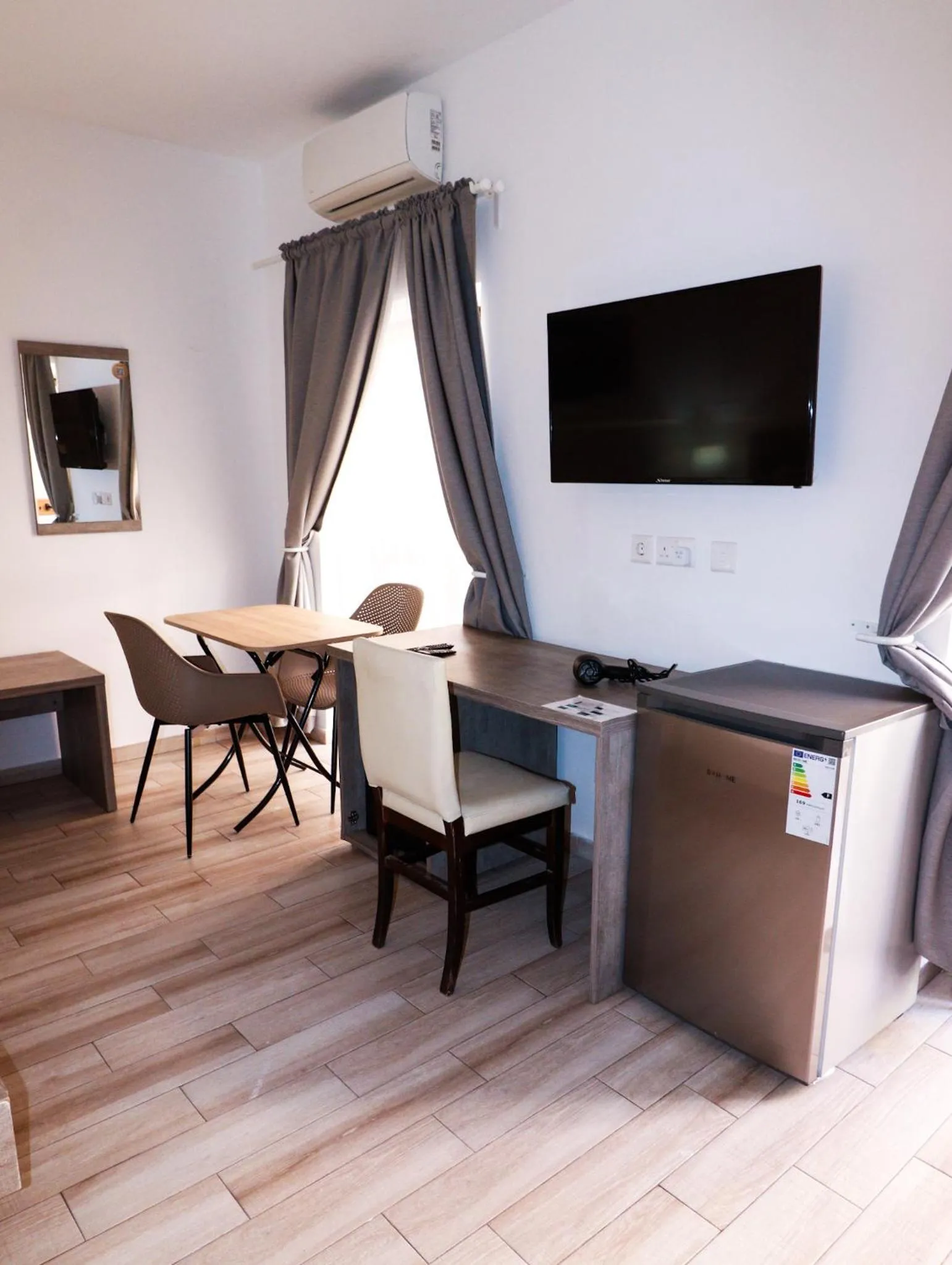 TV and multimedia in Napoli Suites Studios Aparthotel