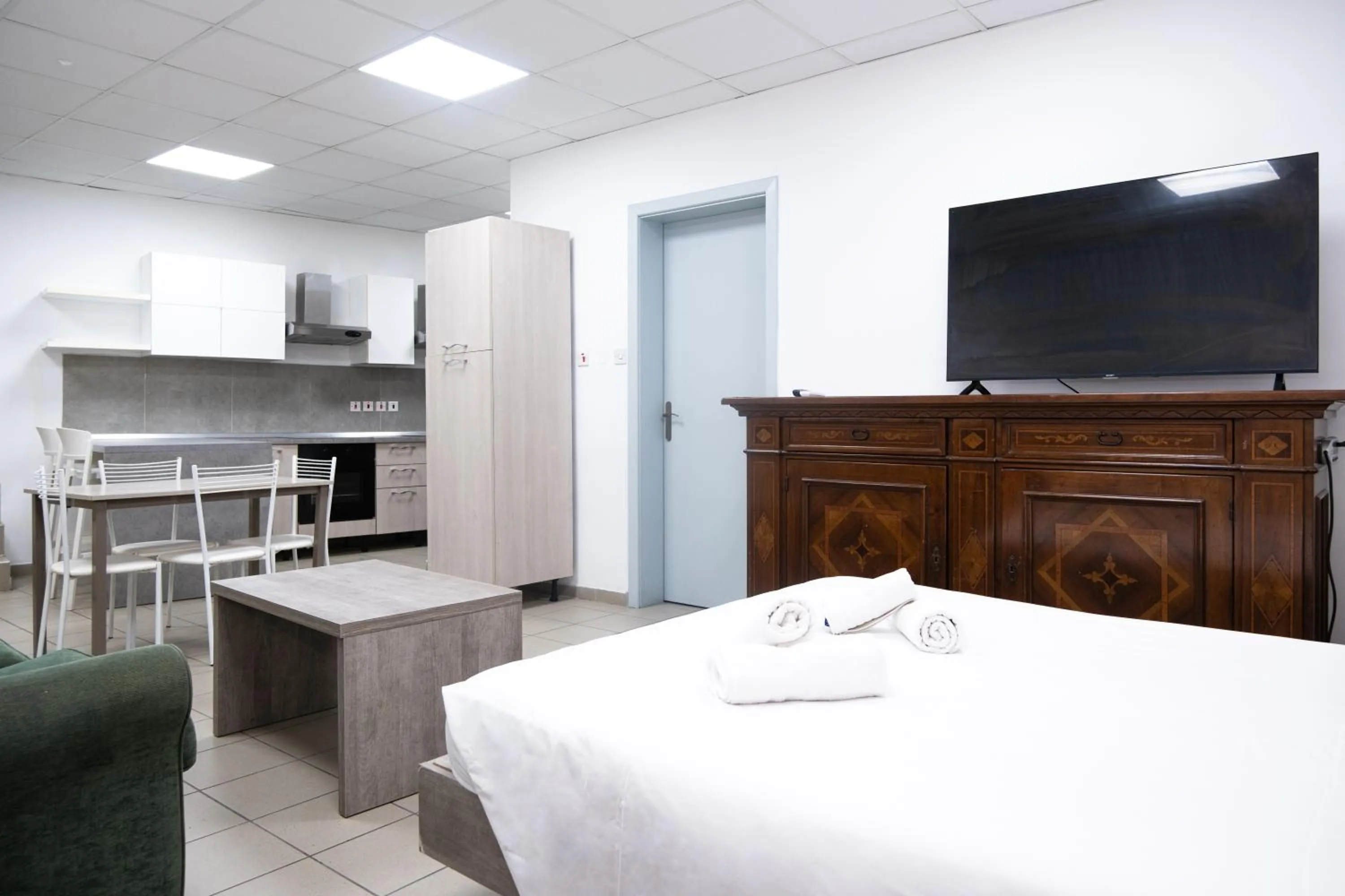 Communal lounge/ TV room, Bed in Napoli Suites Studios Aparthotel