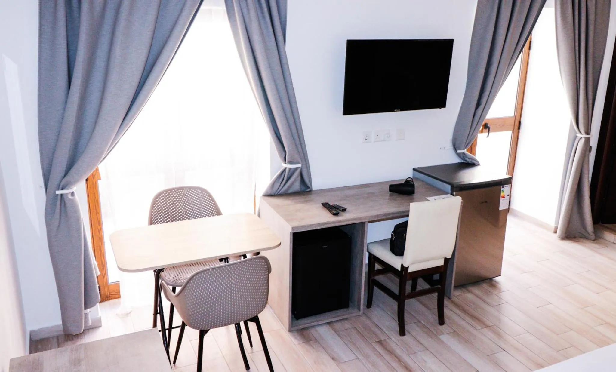 TV and multimedia in Napoli Suites Studios Aparthotel