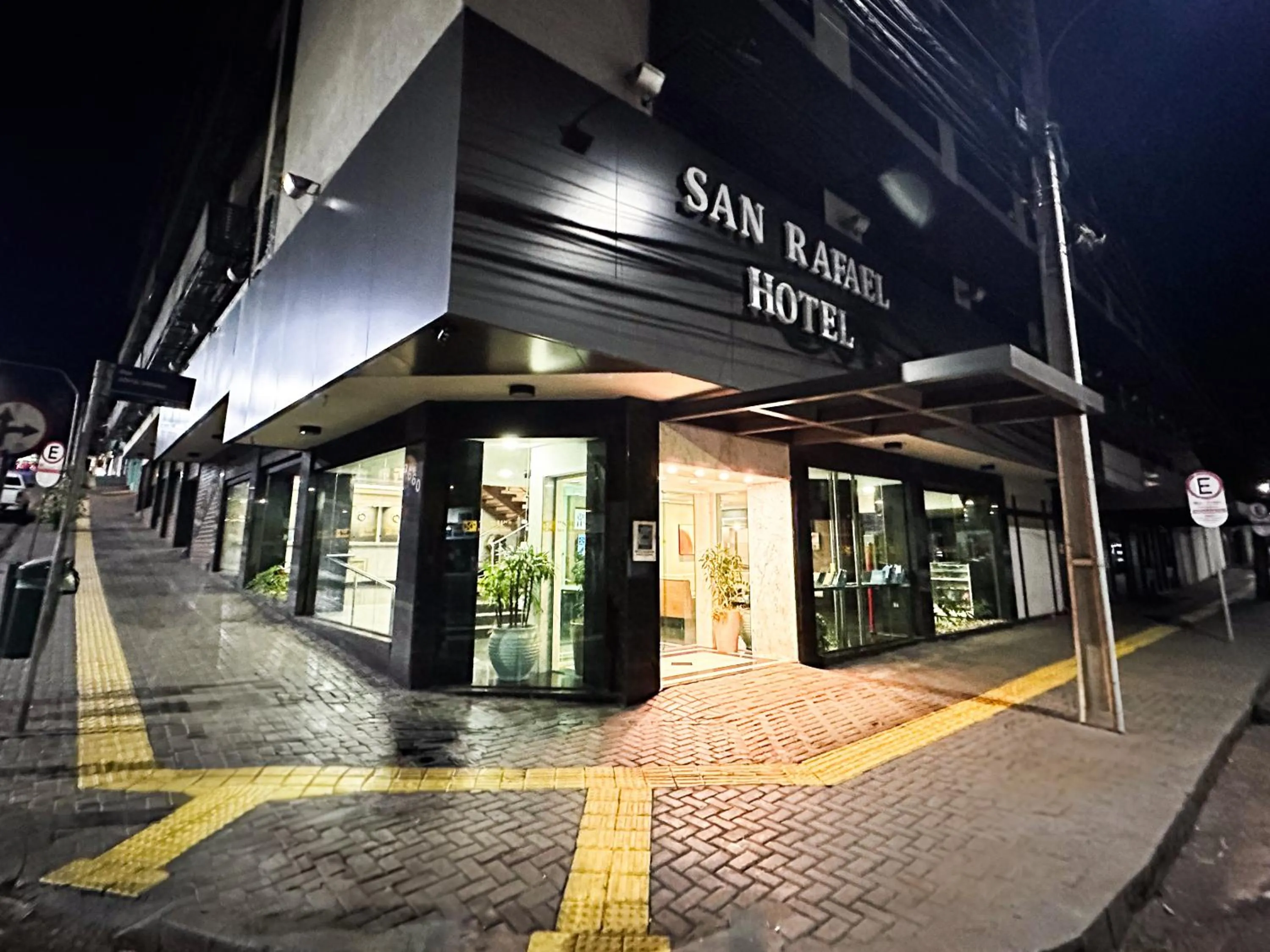 Facade/entrance in San Rafael Comfort Class Hotel