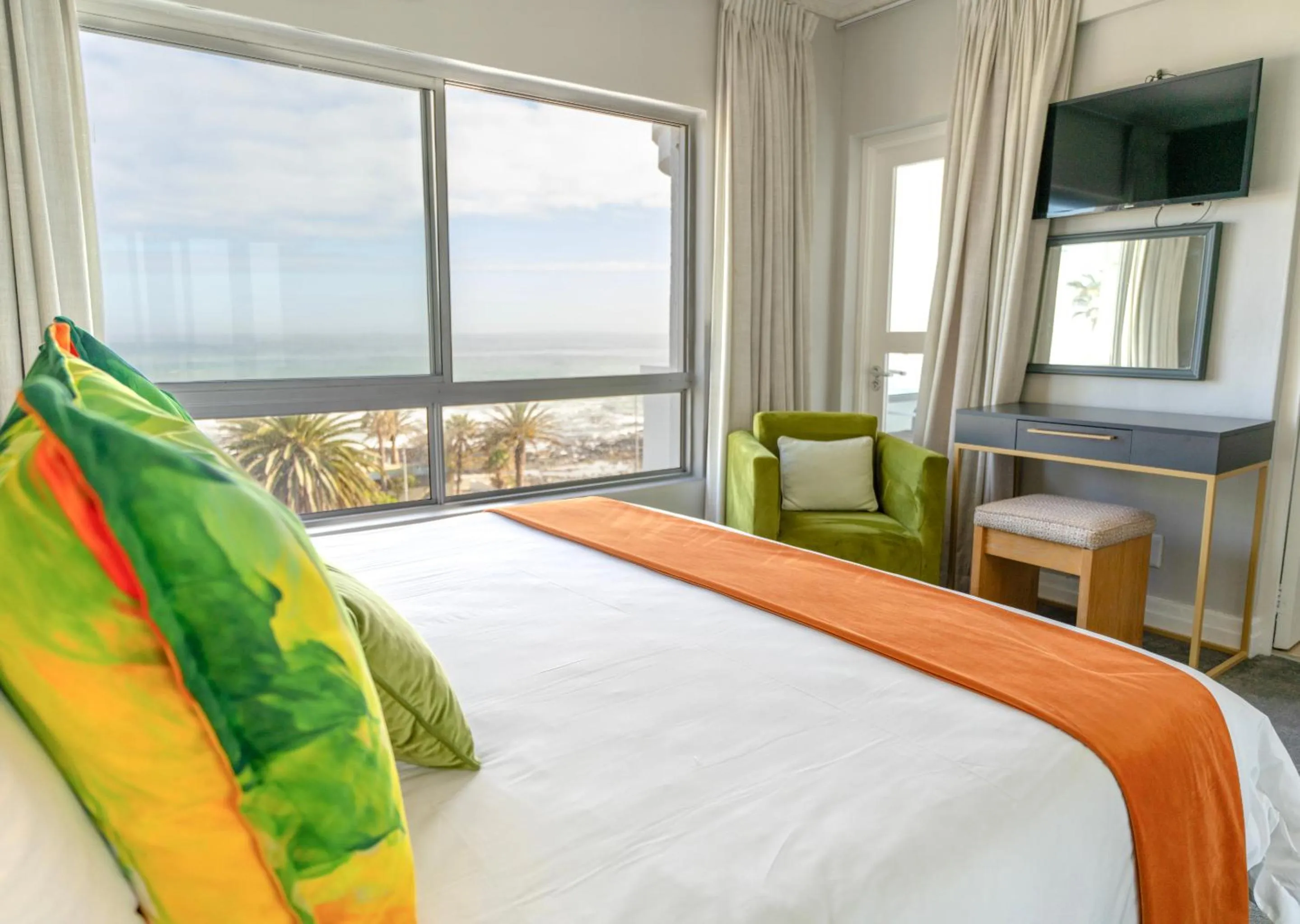 Bed in Peninsula All Suite Hotel by Dream Resorts